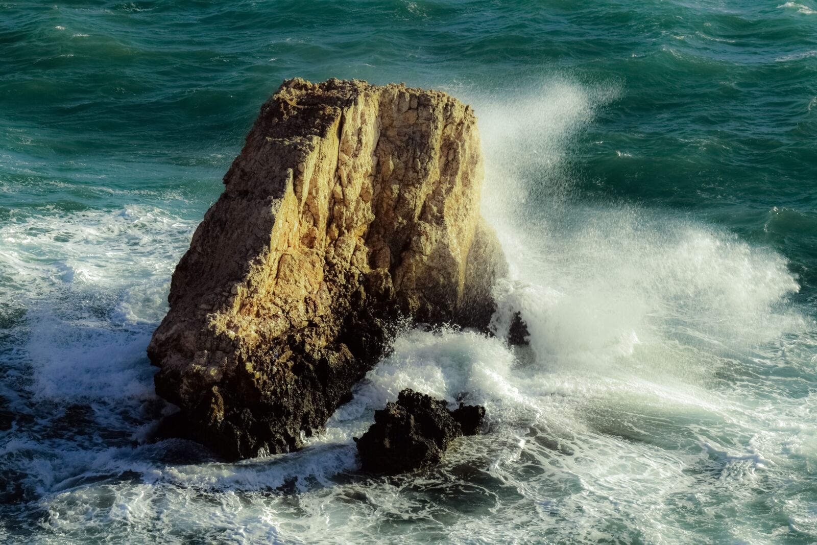Nikon D3300 sample photo. Rock, wave, crushing photography