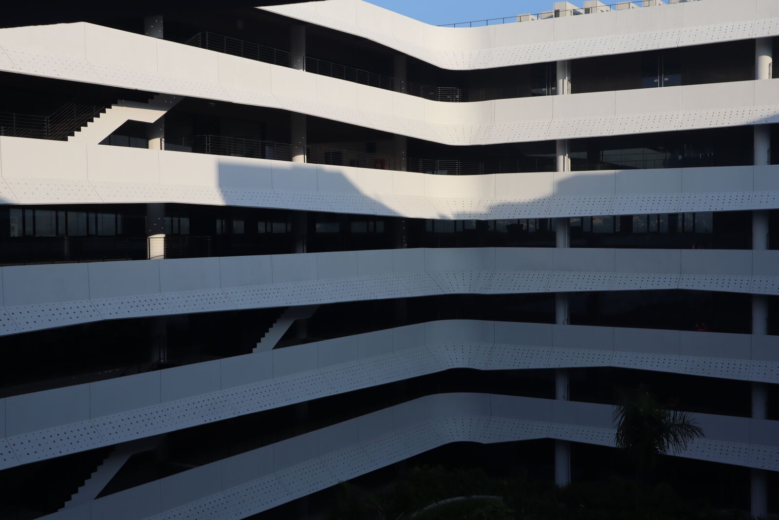 Canon EOS M50 (EOS Kiss M) sample photo. Sunset light in building photography