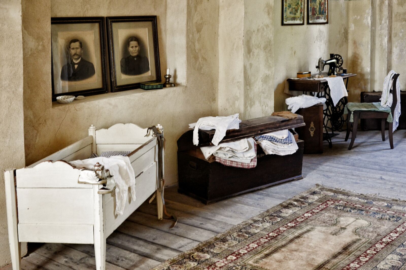 Nikon D5100 sample photo. Sewing machine, wash truhe photography