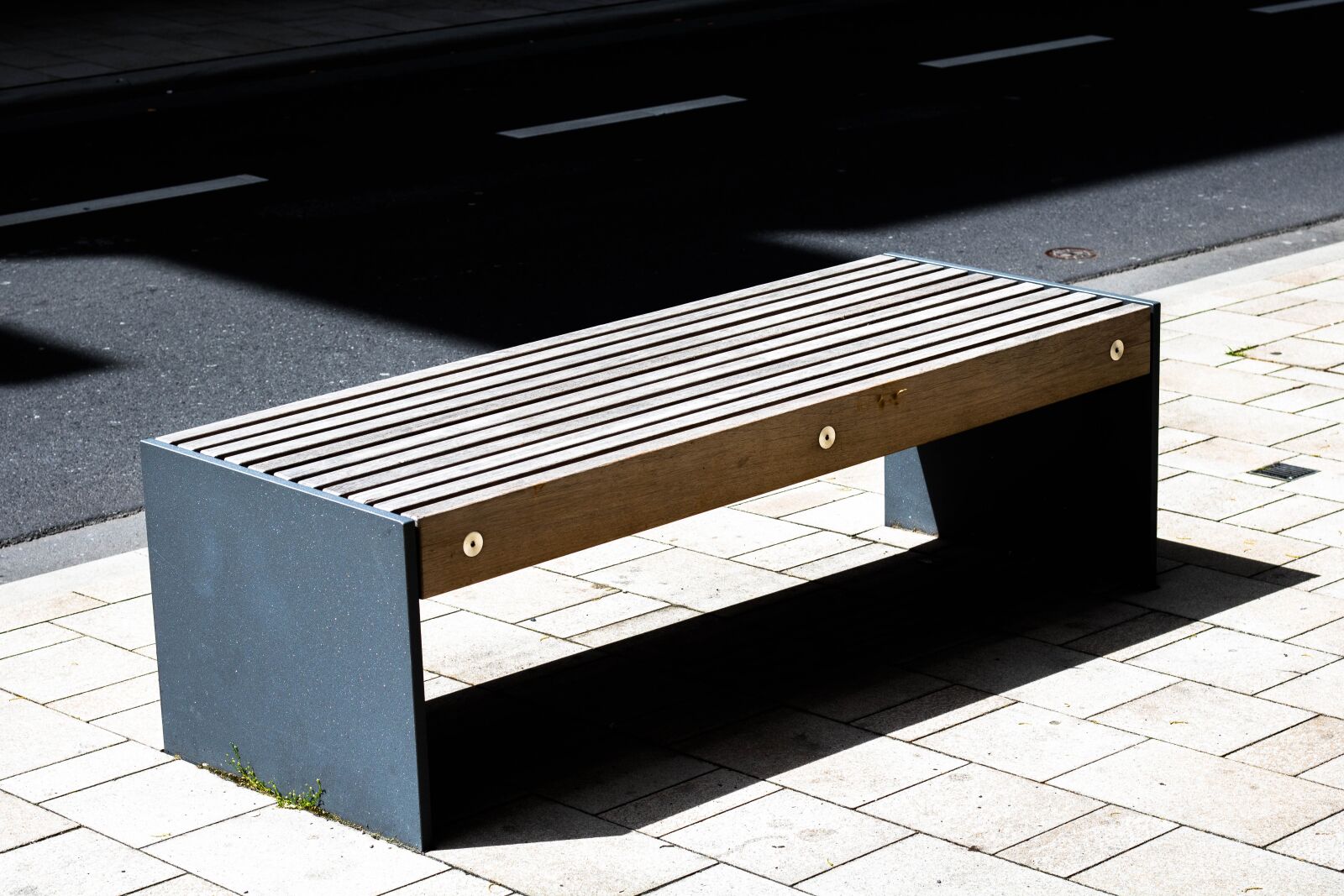 Canon EOS 750D (EOS Rebel T6i / EOS Kiss X8i) sample photo. Bank, road, sit photography