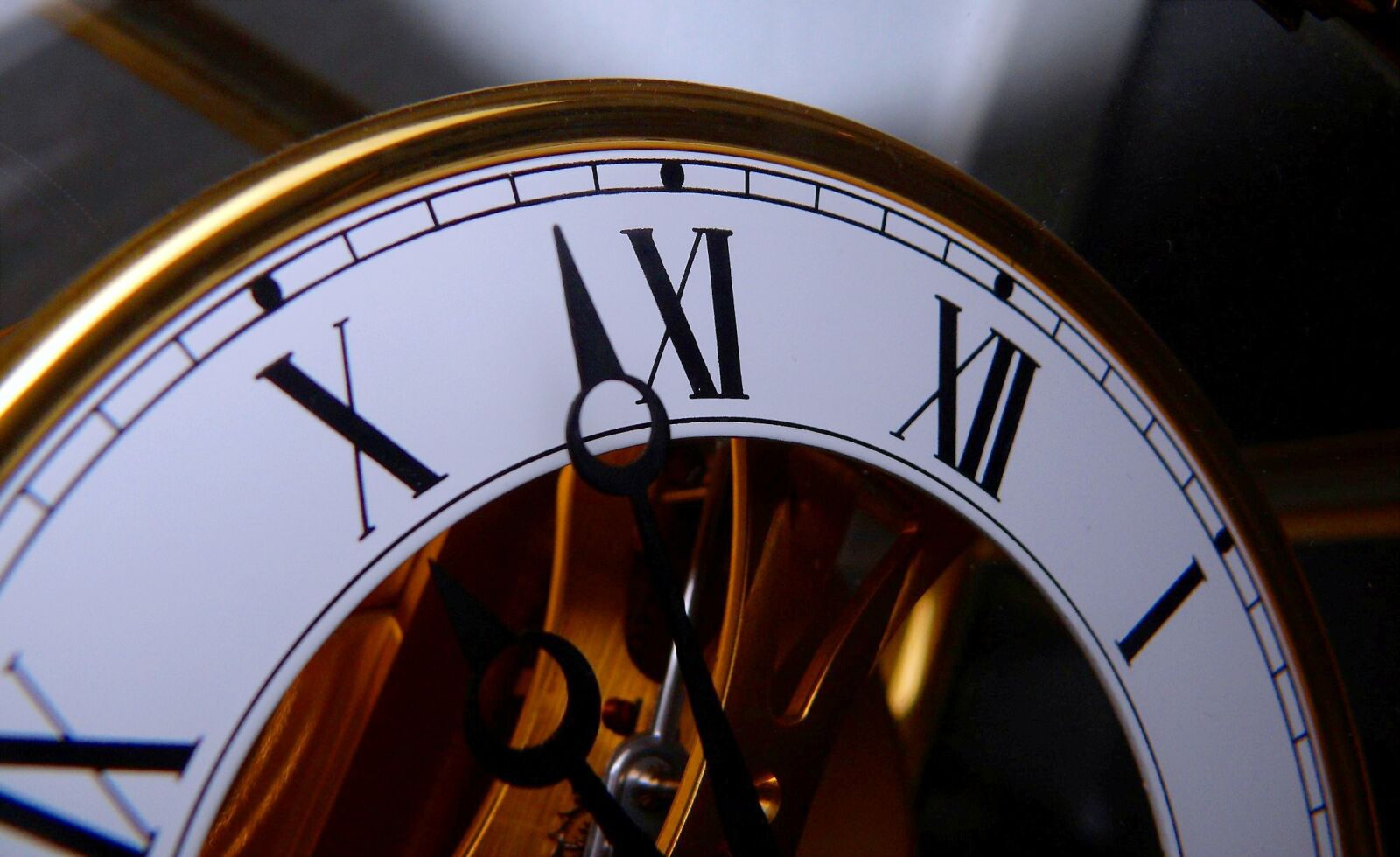 Leica V-LUX 1 sample photo. Clock, time, timeless photography