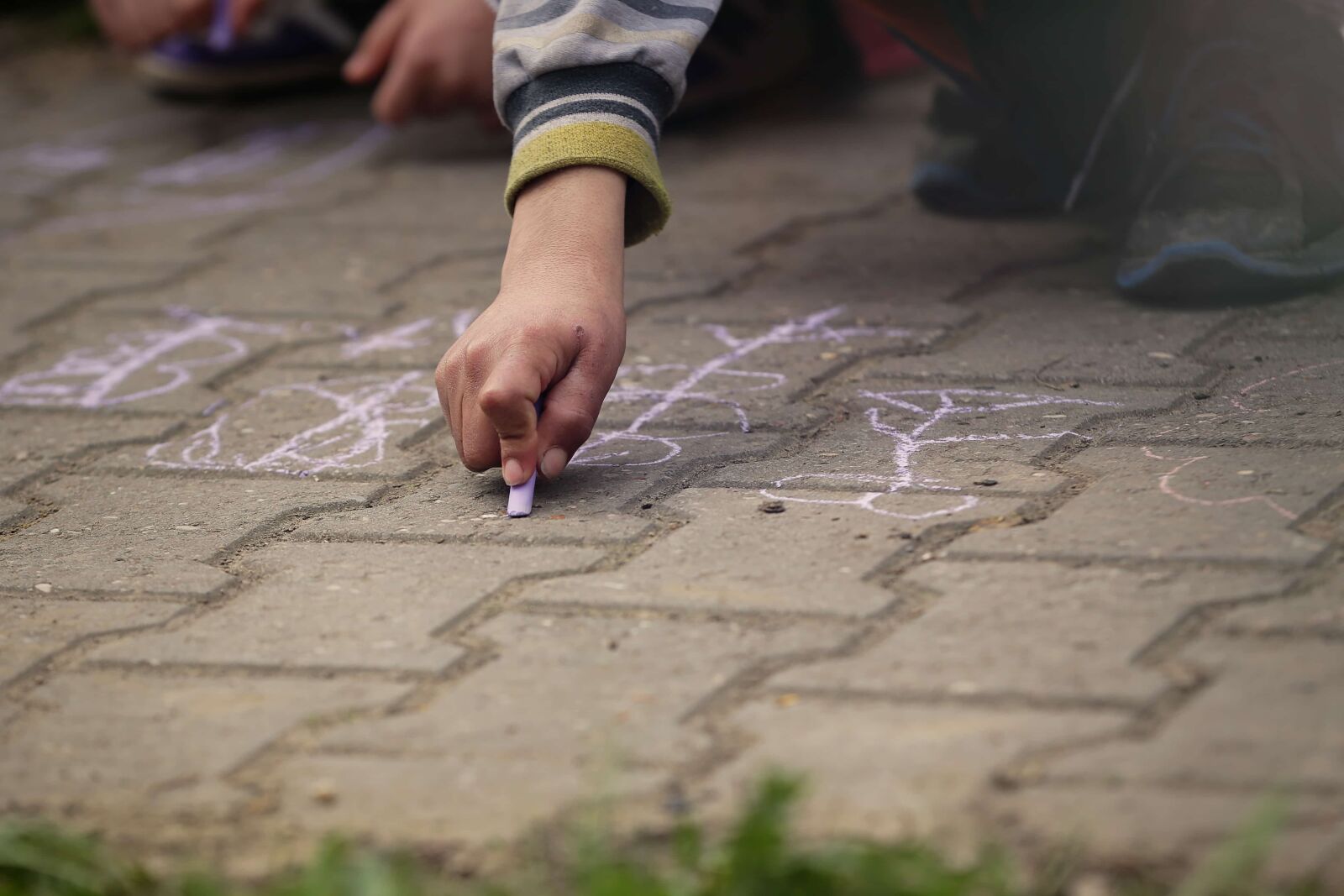 Canon EOS 5D Mark III sample photo. Hand, pavement, drawing chalk photography