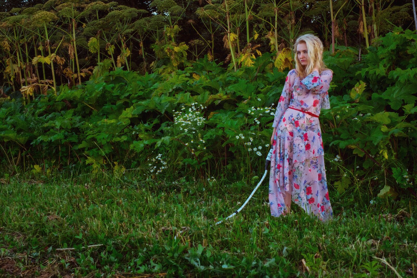 Fujifilm X-E1 + Fujifilm XF 35mm F1.4 R sample photo. Girl, summer, hogweed photography