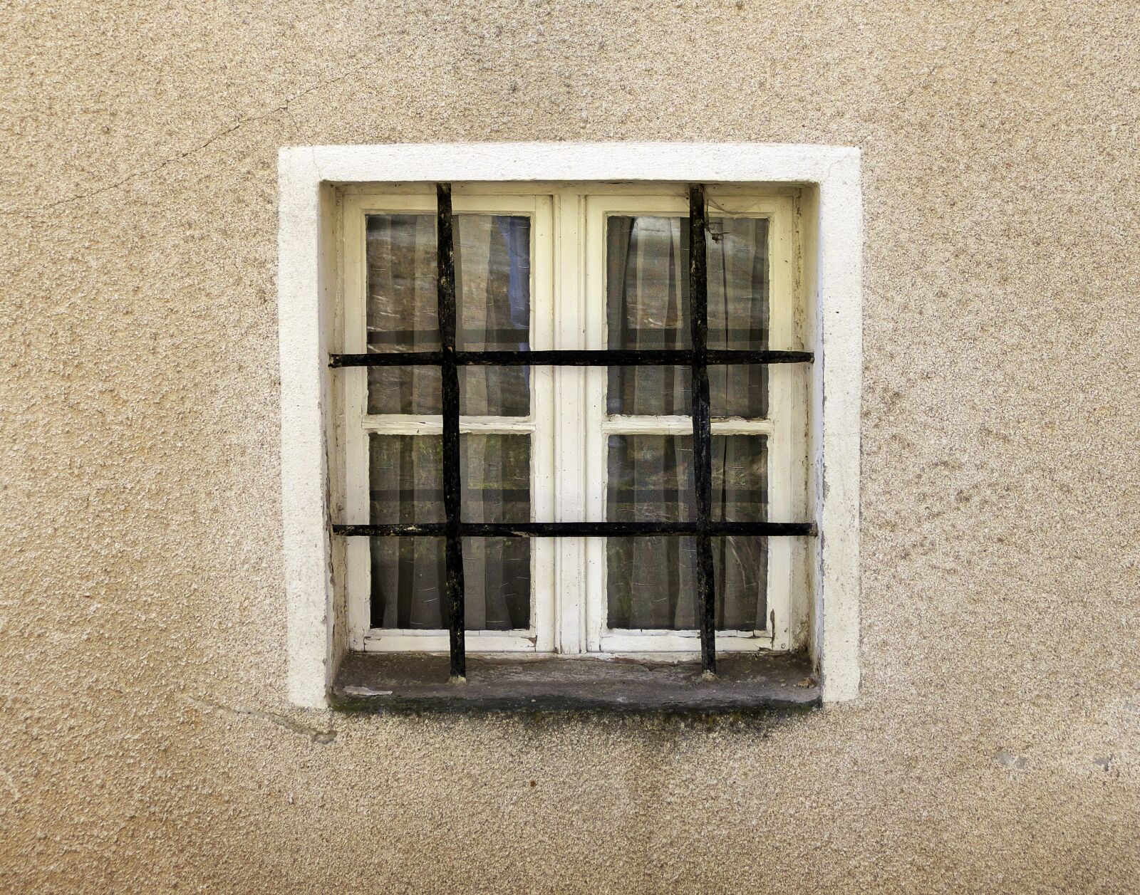 Panasonic Lumix DMC-FZ1000 sample photo. Facade, grid, window photography