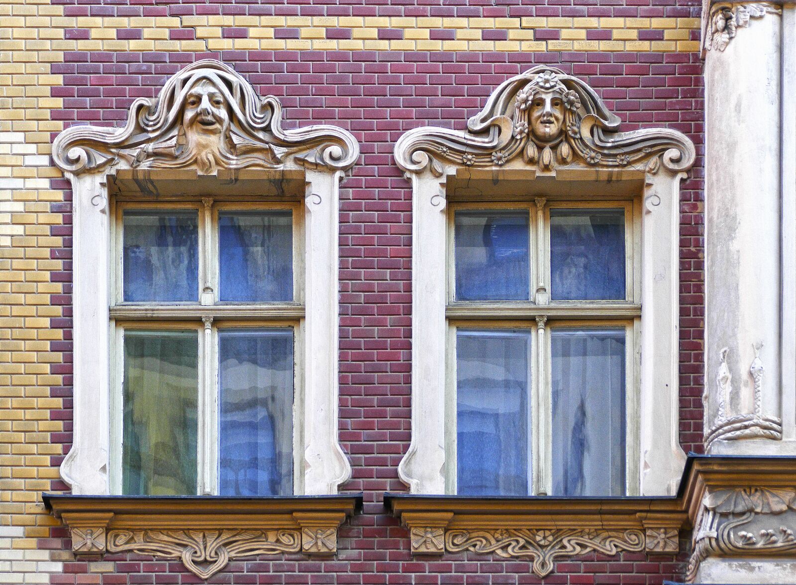 Panasonic Lumix DMC-FZ1000 sample photo. Facade, architecture, house facade photography