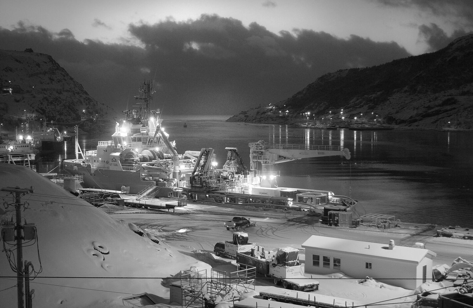 Pentax *ist DS sample photo. Ship, near, on, dock photography