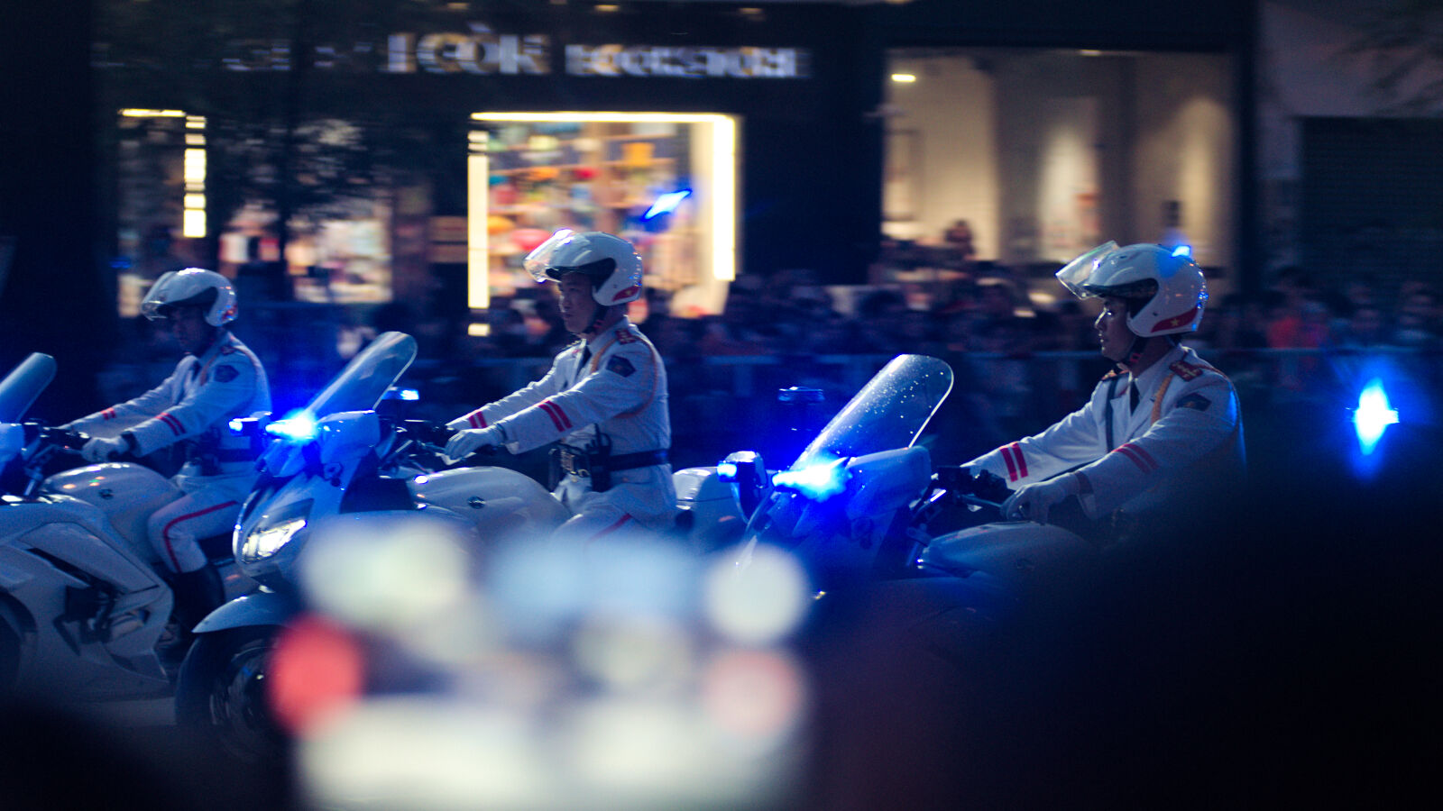 Nikon AF Zoom-Nikkor 80-200mm f/2.8D ED sample photo. Police parade photography