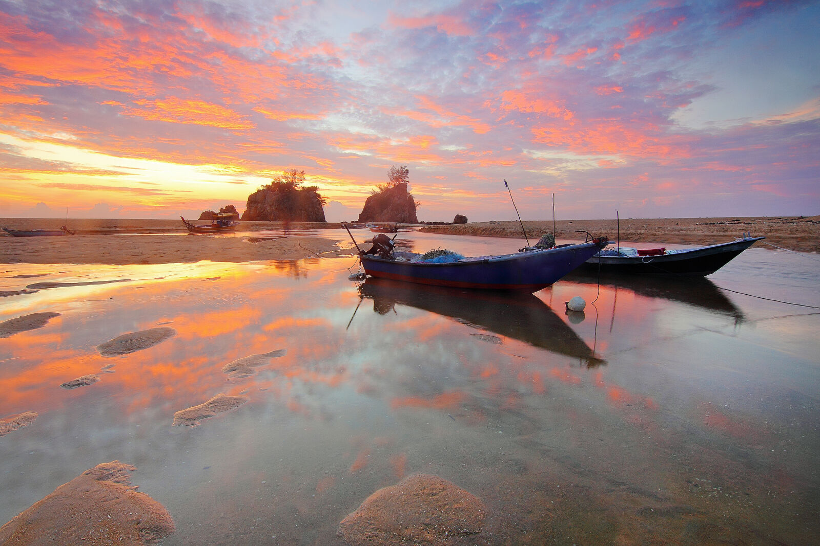 Canon EOS 50D sample photo. Boats, on, body, of photography