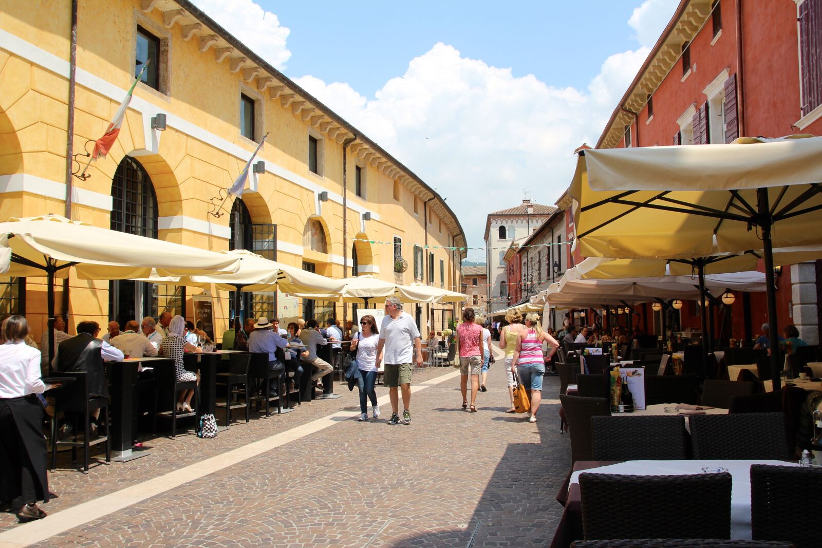 Canon EOS 600D (Rebel EOS T3i / EOS Kiss X5) sample photo. Bardolino, shopping zone, mile photography