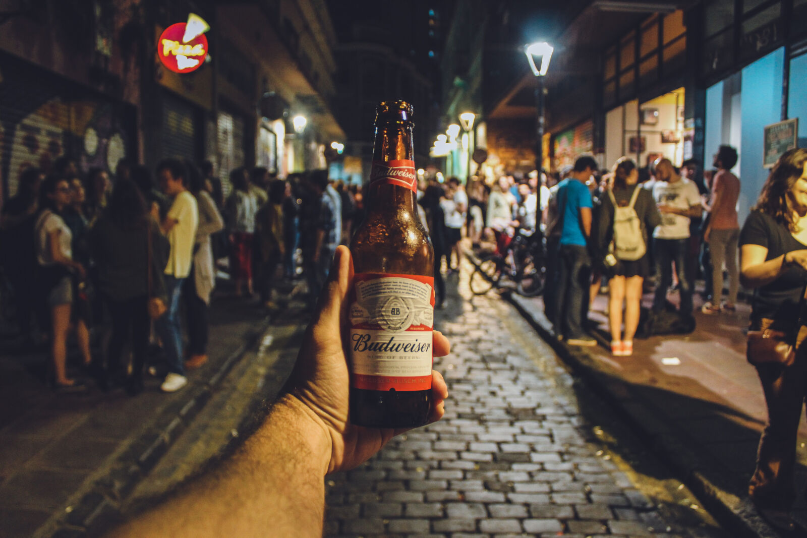 Canon EOS 600D (Rebel EOS T3i / EOS Kiss X5) sample photo. Person, holding, budweiser, bottle photography