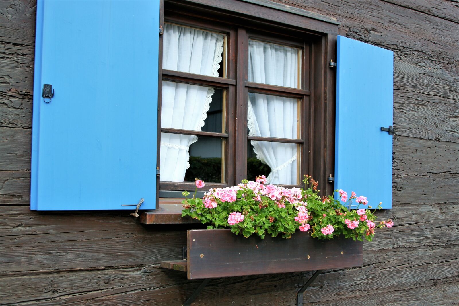 Canon EOS 400D (EOS Digital Rebel XTi / EOS Kiss Digital X) sample photo. Window, shutters, facade photography