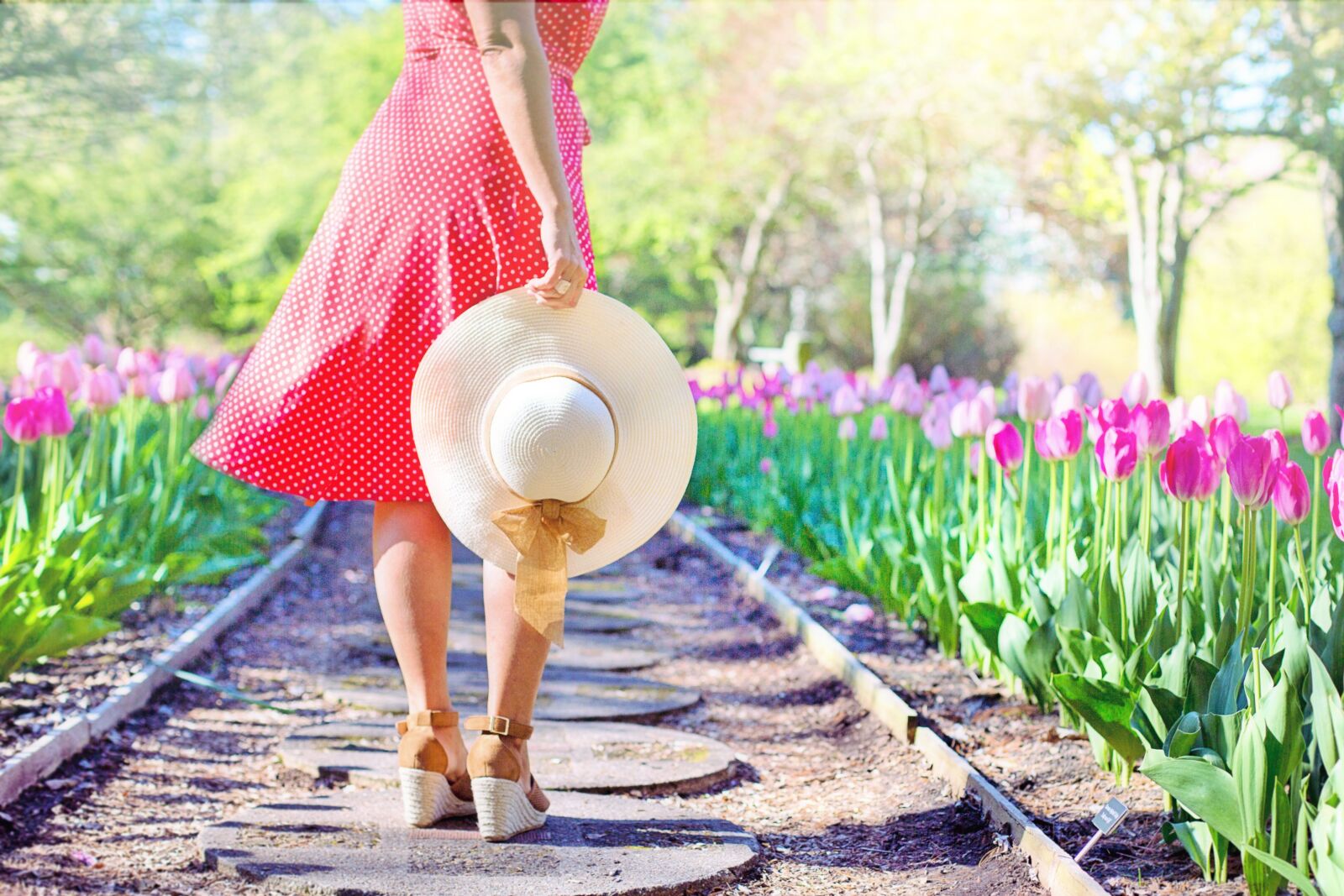 Canon EF 50mm F1.4 USM sample photo. Garden, woman walking, hat photography