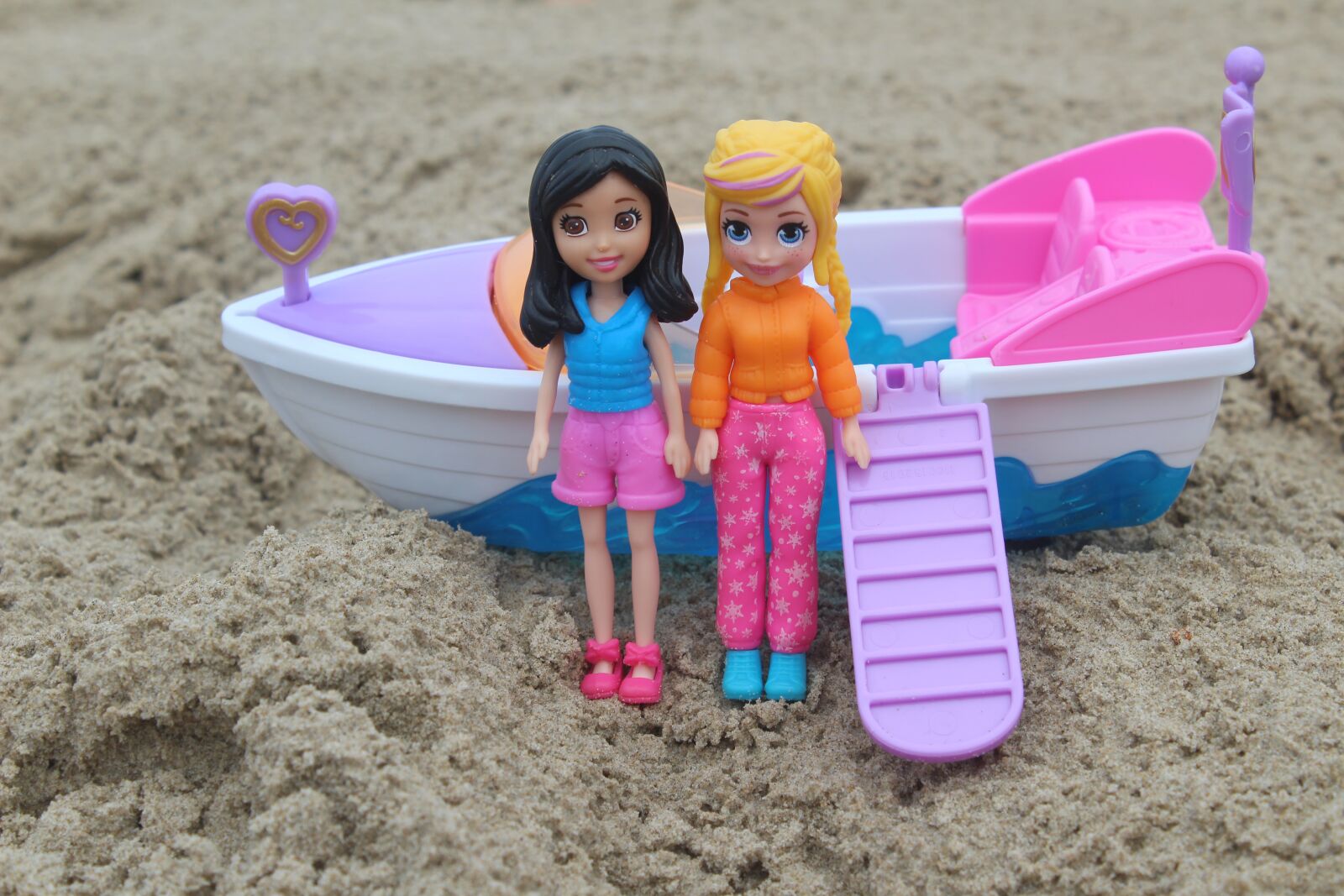 Canon EOS 1300D (EOS Rebel T6 / EOS Kiss X80) sample photo. Wrist, sand, beach photography