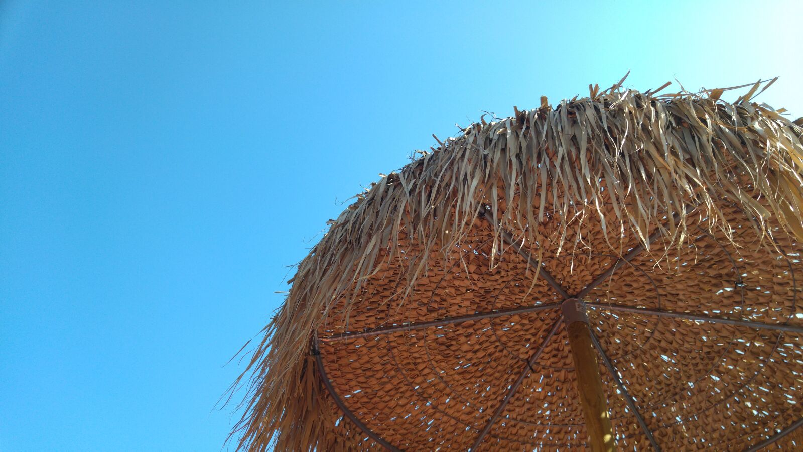 LG G4 sample photo. Beach umbrella, beach, sky photography