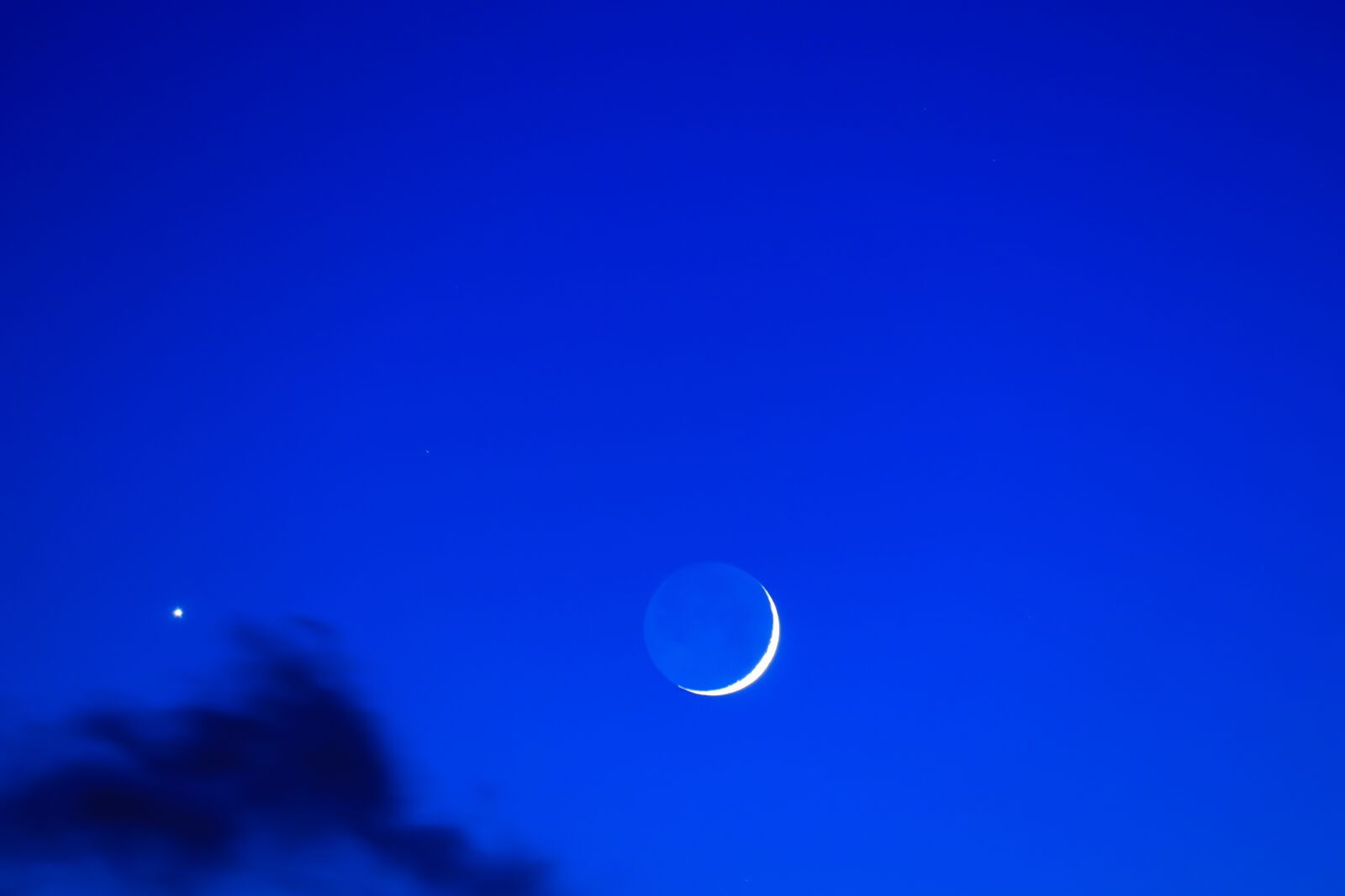 Canon EOS 77D (EOS 9000D / EOS 770D) sample photo. Crescent, moon, night photography
