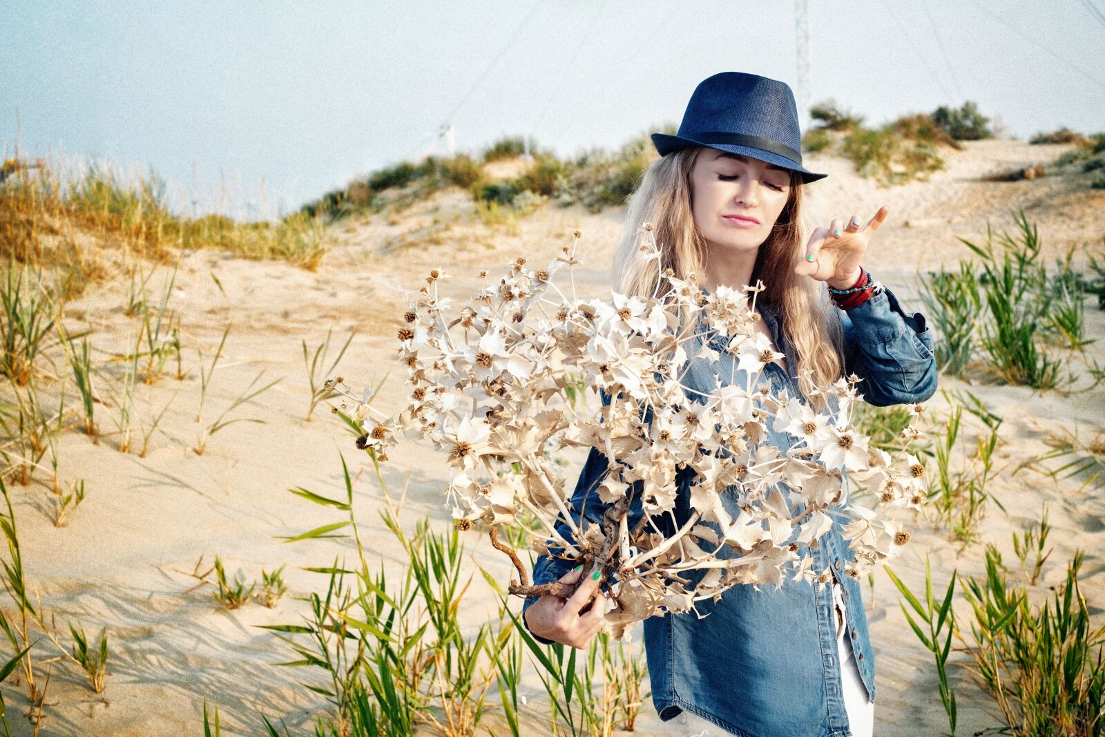 Fujifilm X-E1 + Fujifilm XF 35mm F1.4 R sample photo. Girl, summer, desert photography