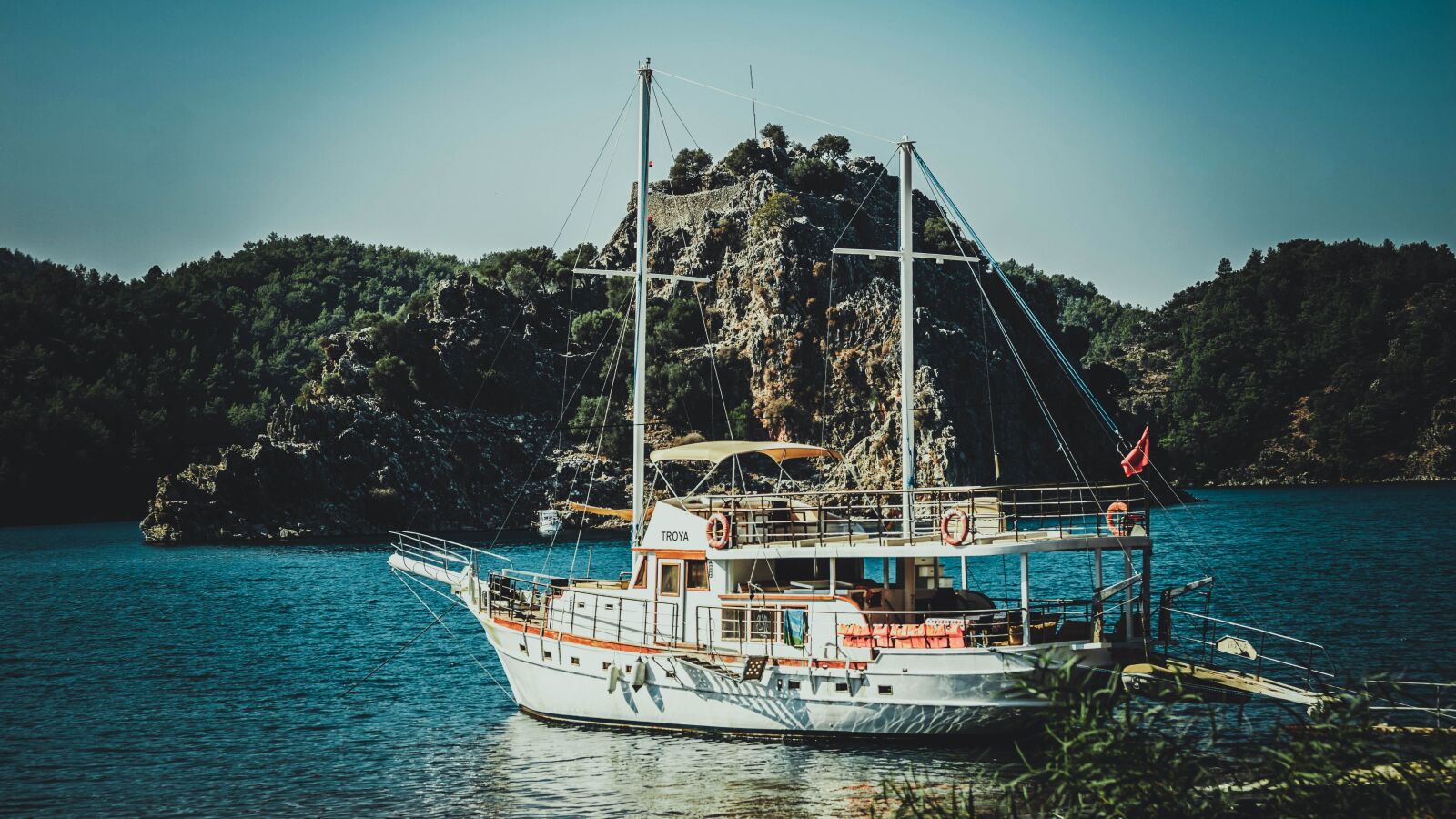 Sony a6000 + Sony Vario-Tessar T* E 16-70mm F4 ZA OSS sample photo. Boat, yacht, transport photography
