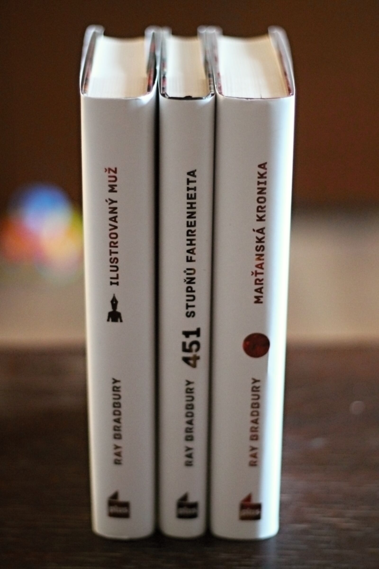 Canon EOS 1100D (EOS Rebel T3 / EOS Kiss X50) + Canon EF 50mm F1.8 II sample photo. Ray bradbury, books, reading photography