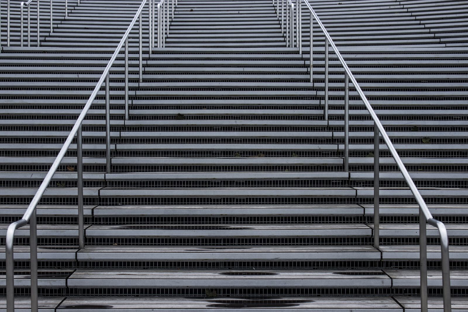 Canon EOS 600D (Rebel EOS T3i / EOS Kiss X5) sample photo. Grey, repetition, stairs photography