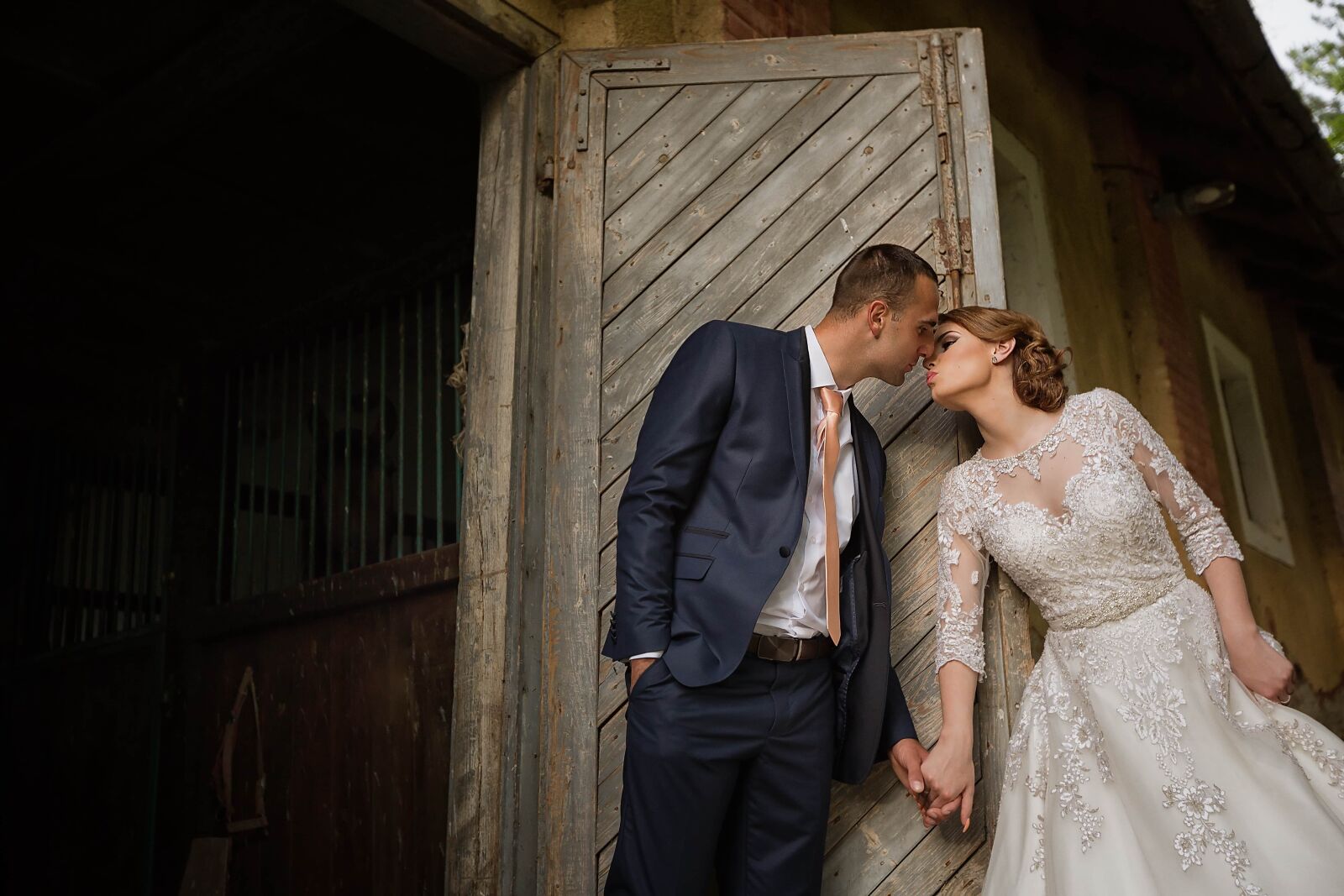 Canon EF 16-35mm F2.8L II USM sample photo. Man, kiss, pretty girl photography