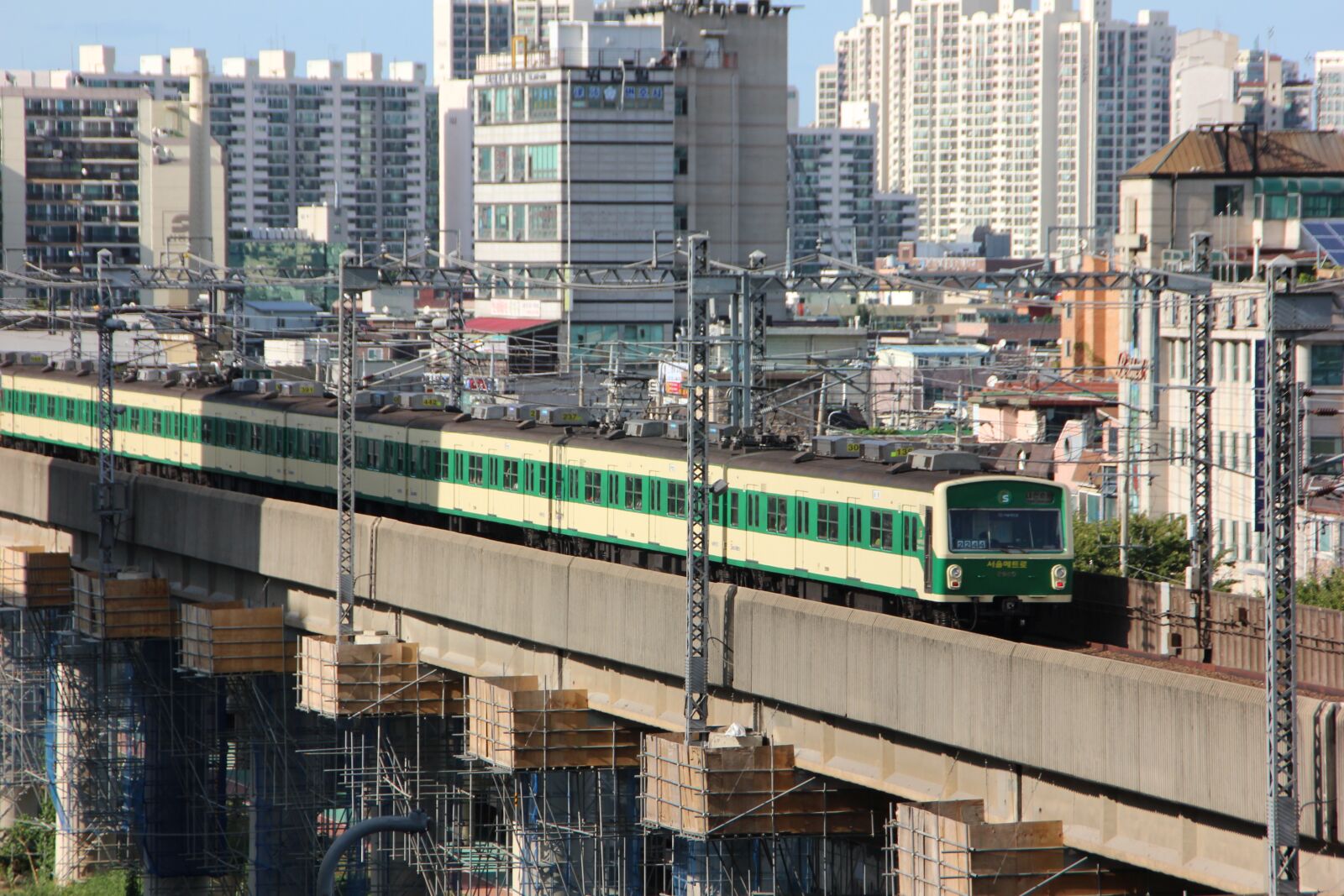 Canon EOS 600D (Rebel EOS T3i / EOS Kiss X5) sample photo. Train, subway, republic of photography