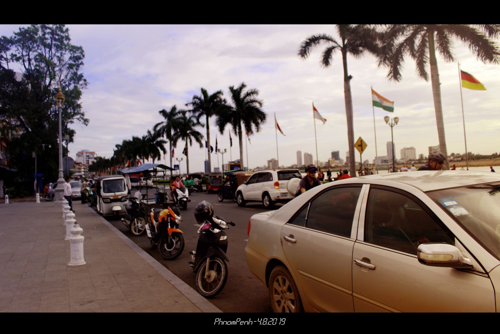 Canon EOS 700D (EOS Rebel T5i / EOS Kiss X7i) sample photo. Campodia, car, city photography