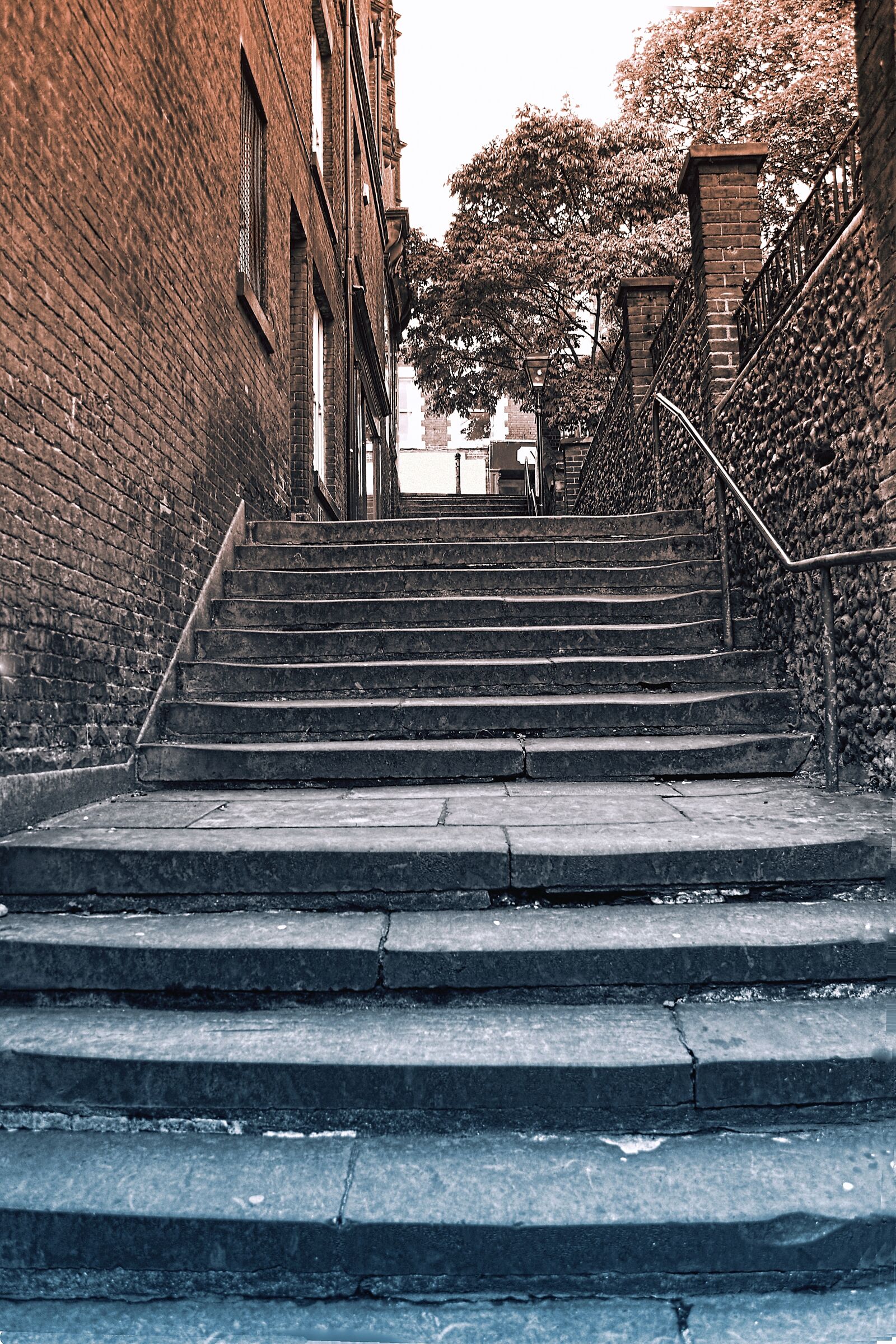 Canon EOS 500D (EOS Rebel T1i / EOS Kiss X3) sample photo. Steps, old, street photography