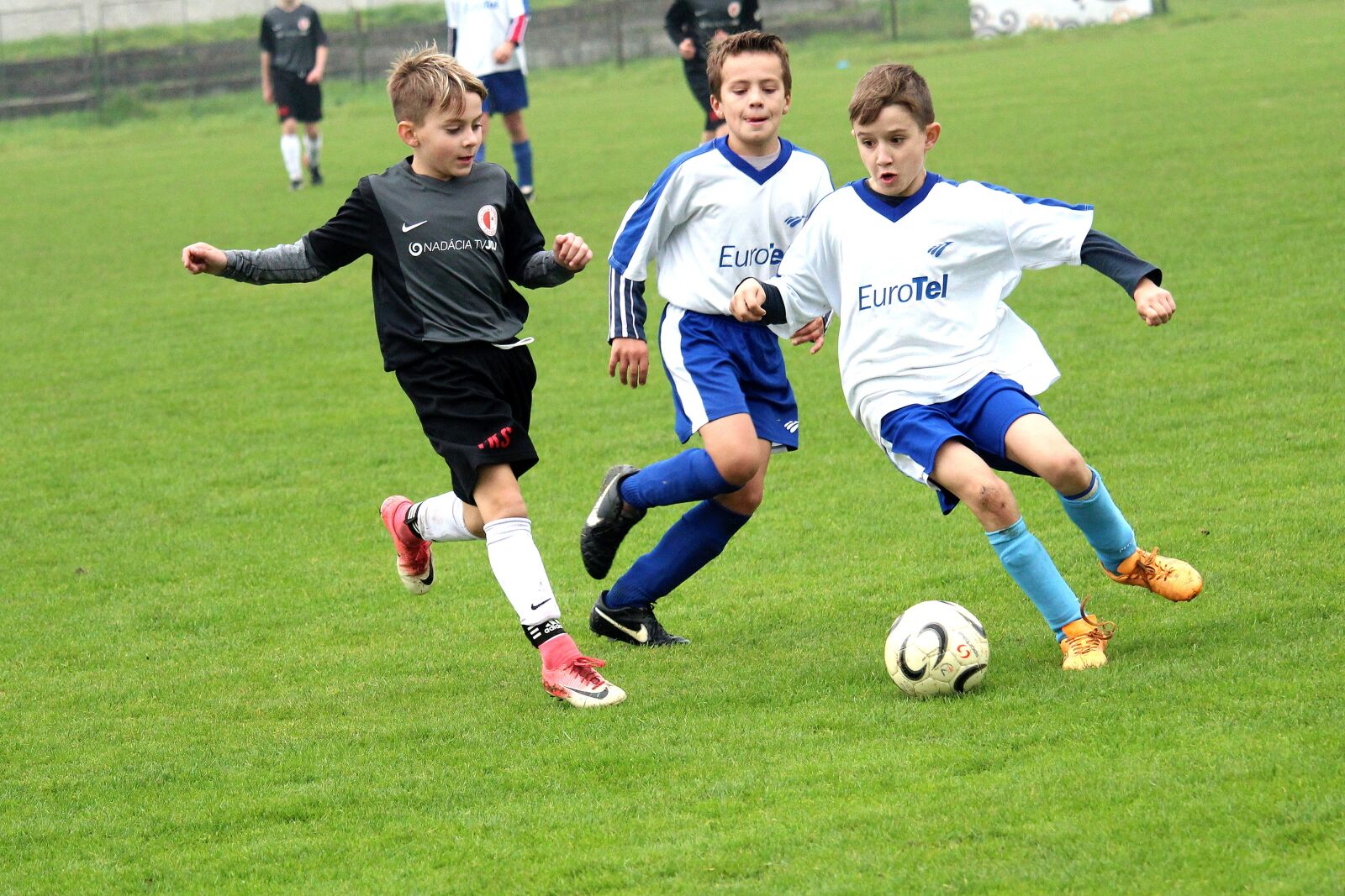 Canon EOS 1300D (EOS Rebel T6 / EOS Kiss X80) sample photo. Football, pupils, action photography