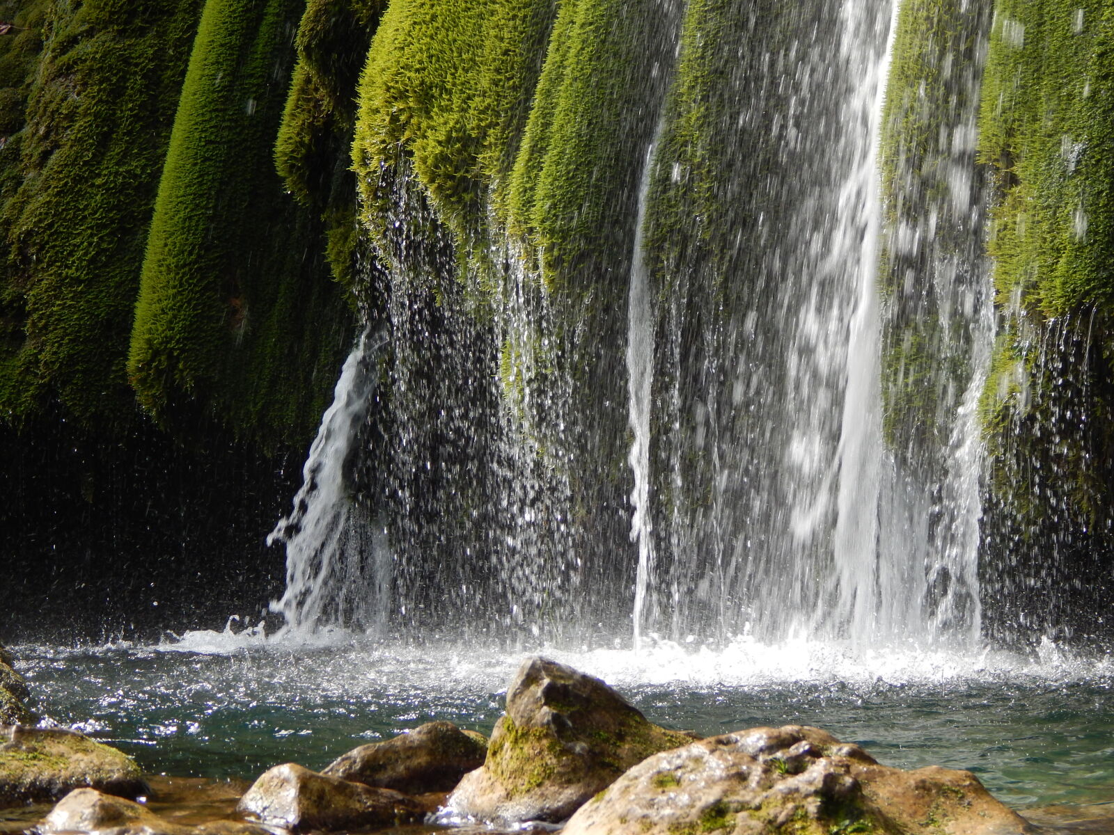 Nikon Coolpix L820 sample photo. Moss, mossy, rocks, water photography