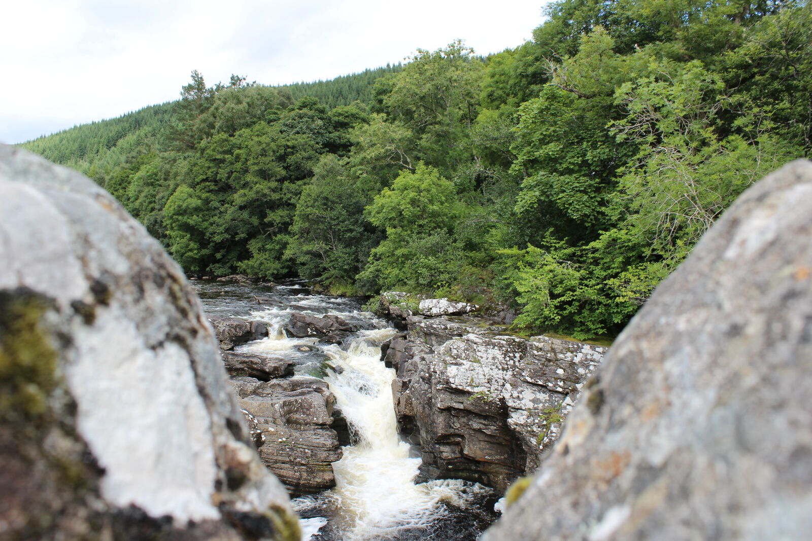 Canon EOS 600D (Rebel EOS T3i / EOS Kiss X5) sample photo. Between, the, rocks, blurry photography
