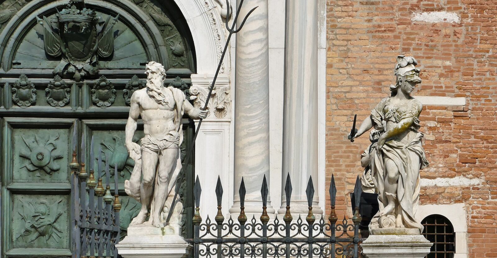 Panasonic Lumix DMC-FZ1000 sample photo. Venice, arsenal, input photography