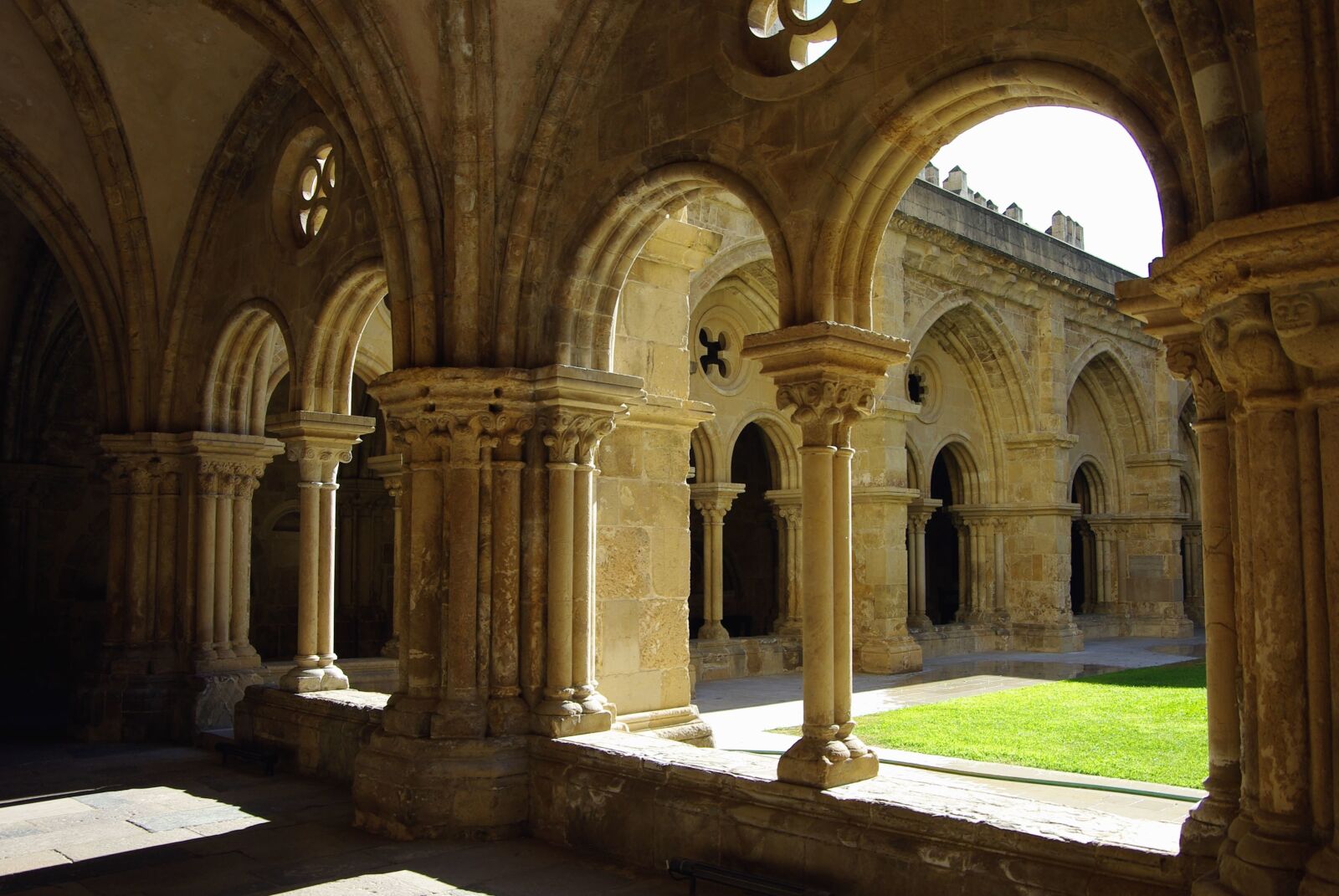 Pentax K200D sample photo. Columns, arches, architecture, building photography