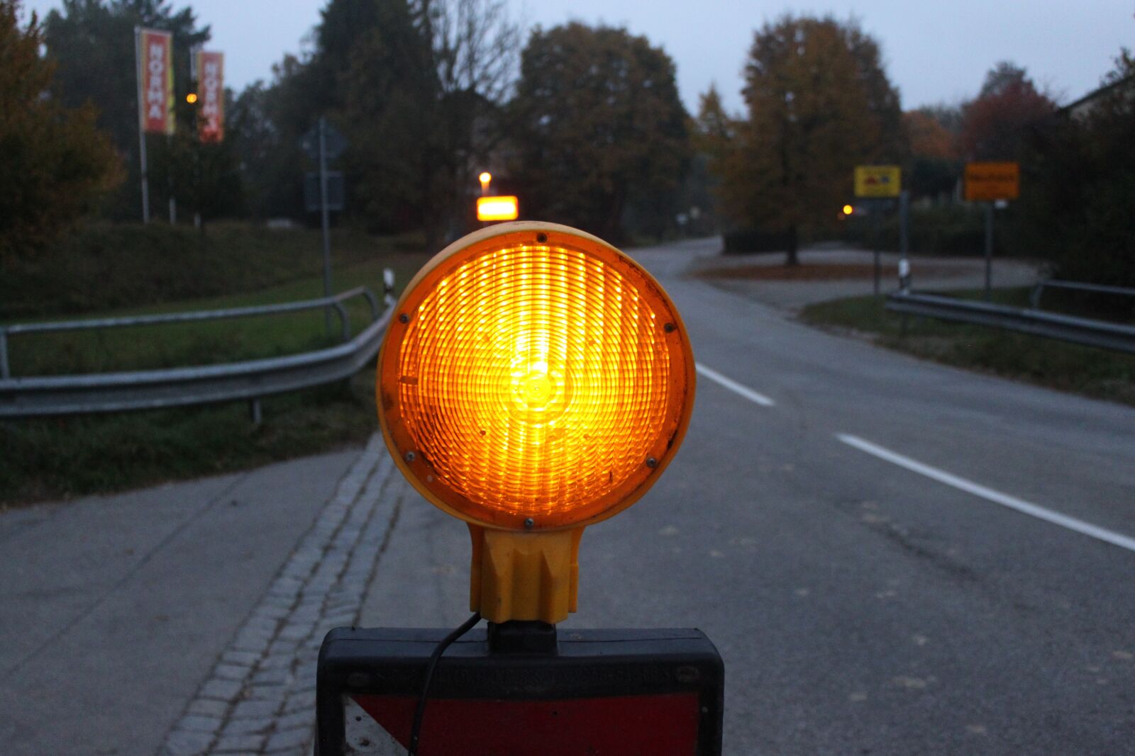 Canon EOS 500D (EOS Rebel T1i / EOS Kiss X3) sample photo. Lamp, signal, city photography