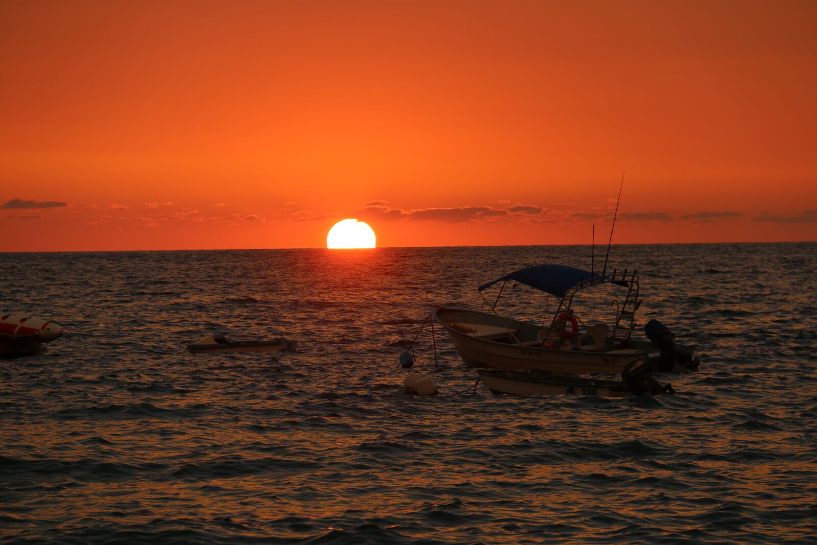 Canon EF-S 18-200mm F3.5-5.6 IS sample photo. Sunset, sunset boat, mexico photography