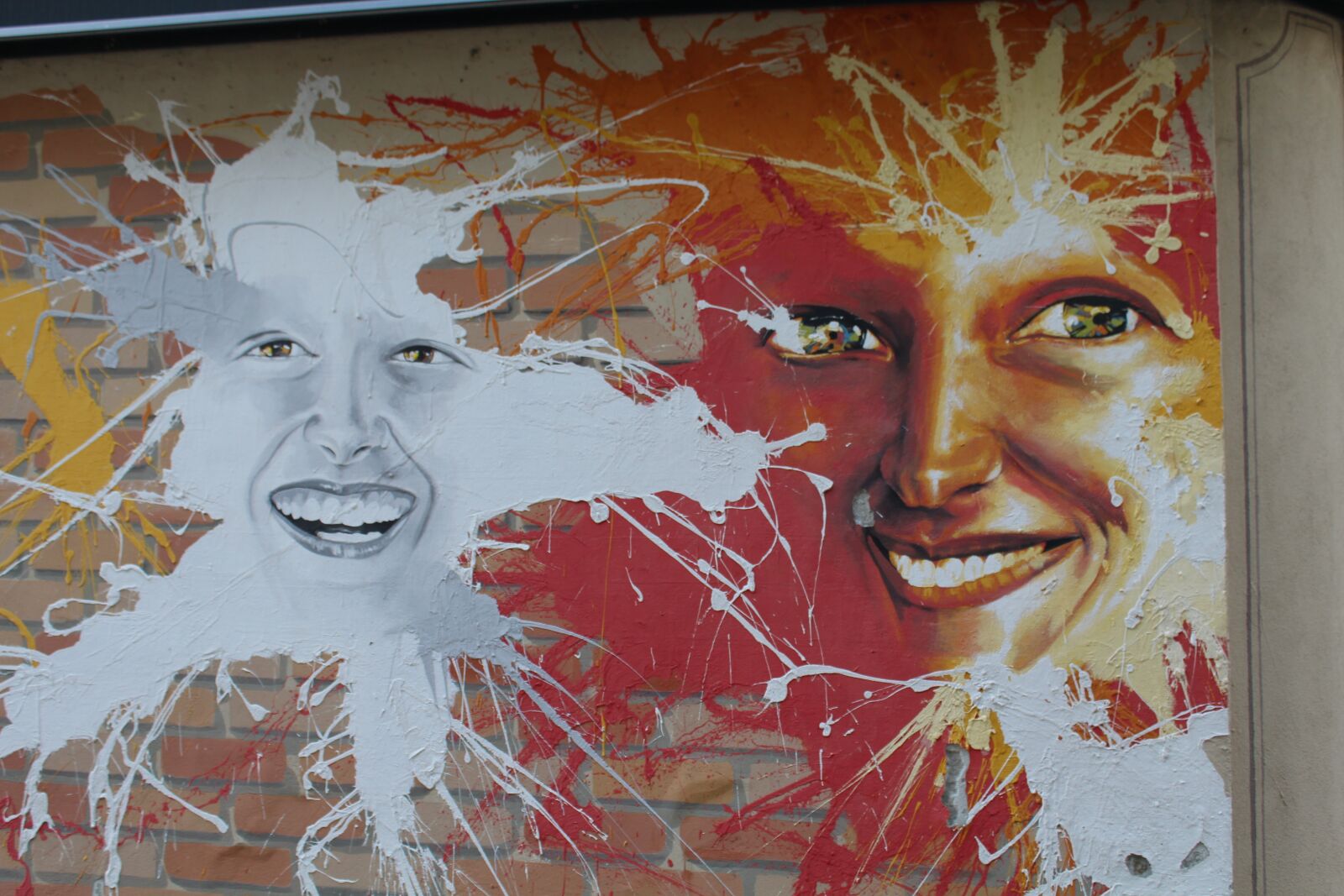 Canon EOS 1200D (EOS Rebel T5 / EOS Kiss X70 / EOS Hi) sample photo. Murals, faces, smile photography