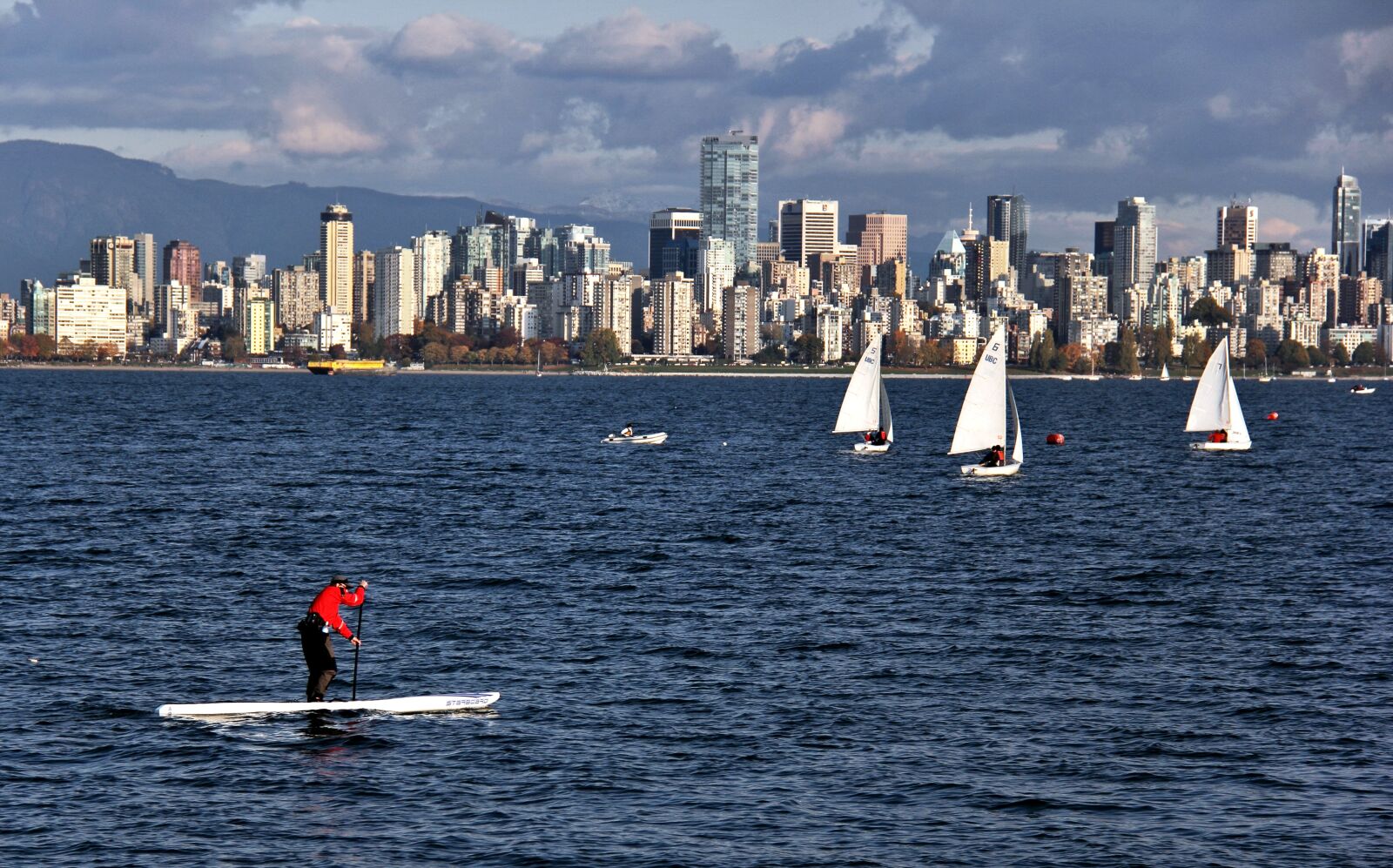 Canon EOS 60D sample photo. Sailboats, ocean, downtown photography