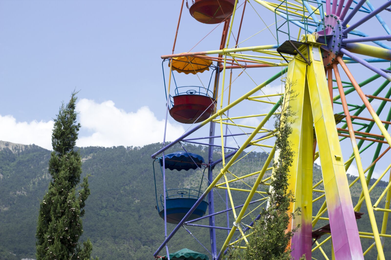 Canon EOS 550D (EOS Rebel T2i / EOS Kiss X4) sample photo. Carousel, mountains, entertainment photography