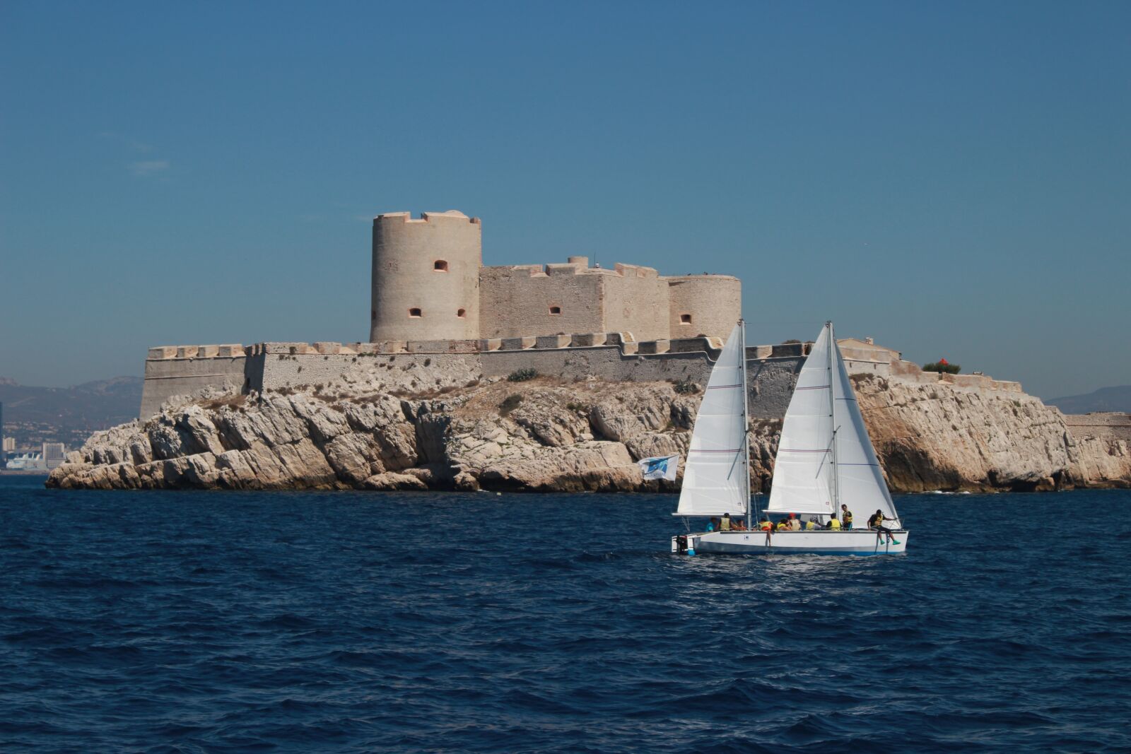 Canon EOS 100D (EOS Rebel SL1 / EOS Kiss X7) sample photo. Boat, castle, mar photography