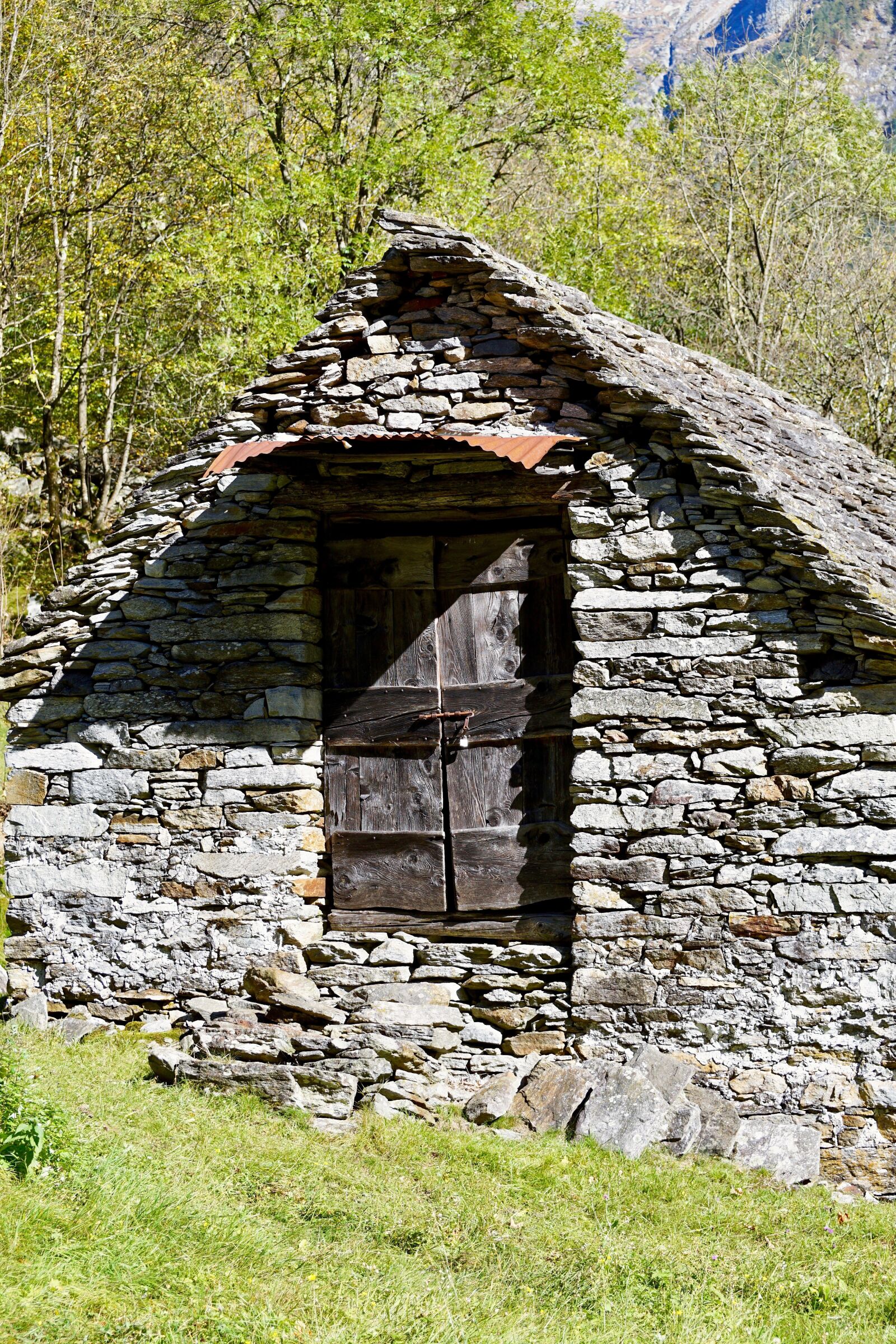 Sony DT 55-300mm F4.5-5.6 SAM sample photo. Stone house, barn, stone photography