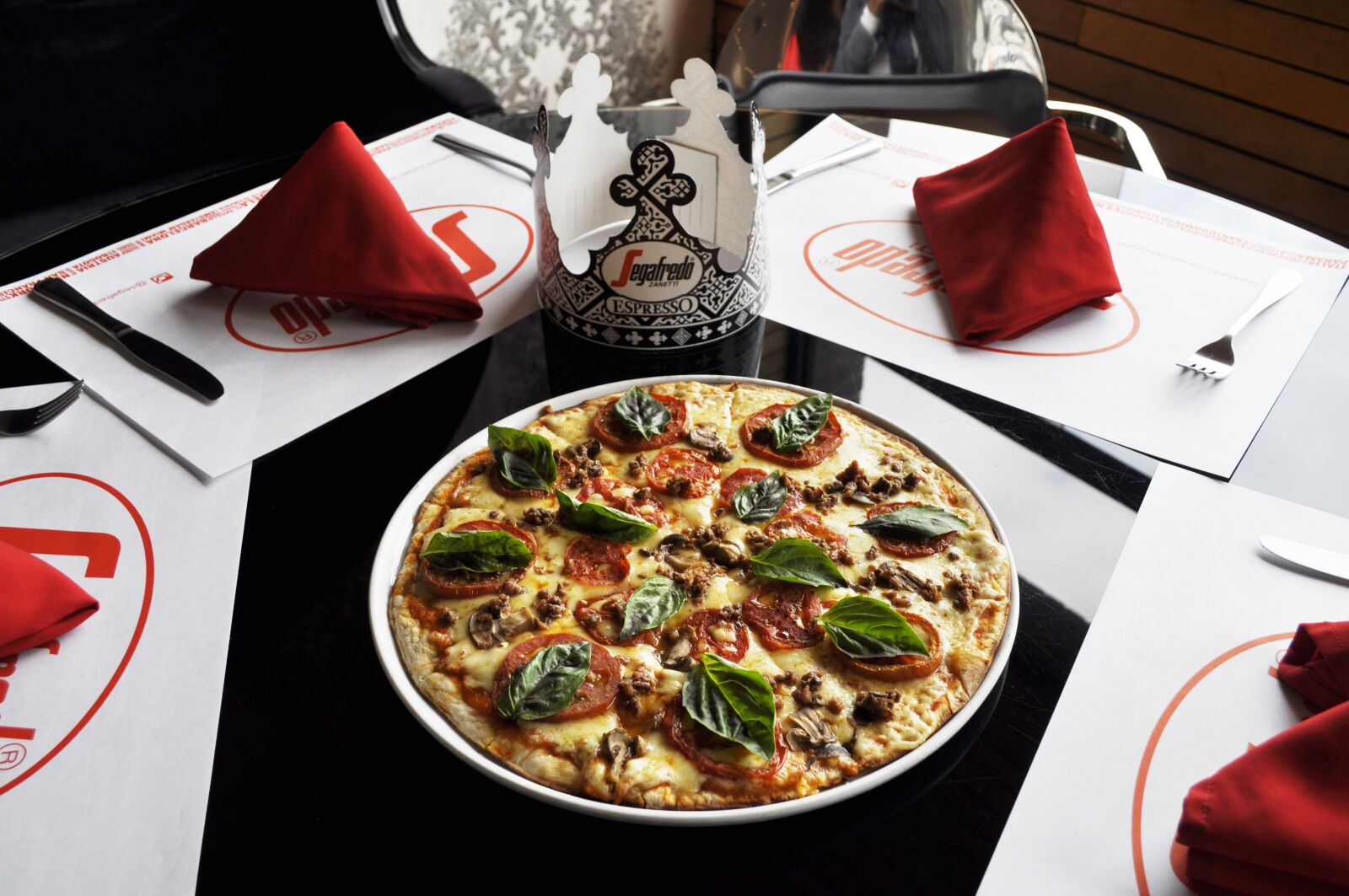 Nikon D5000 sample photo. Pizza, lunch, table photography