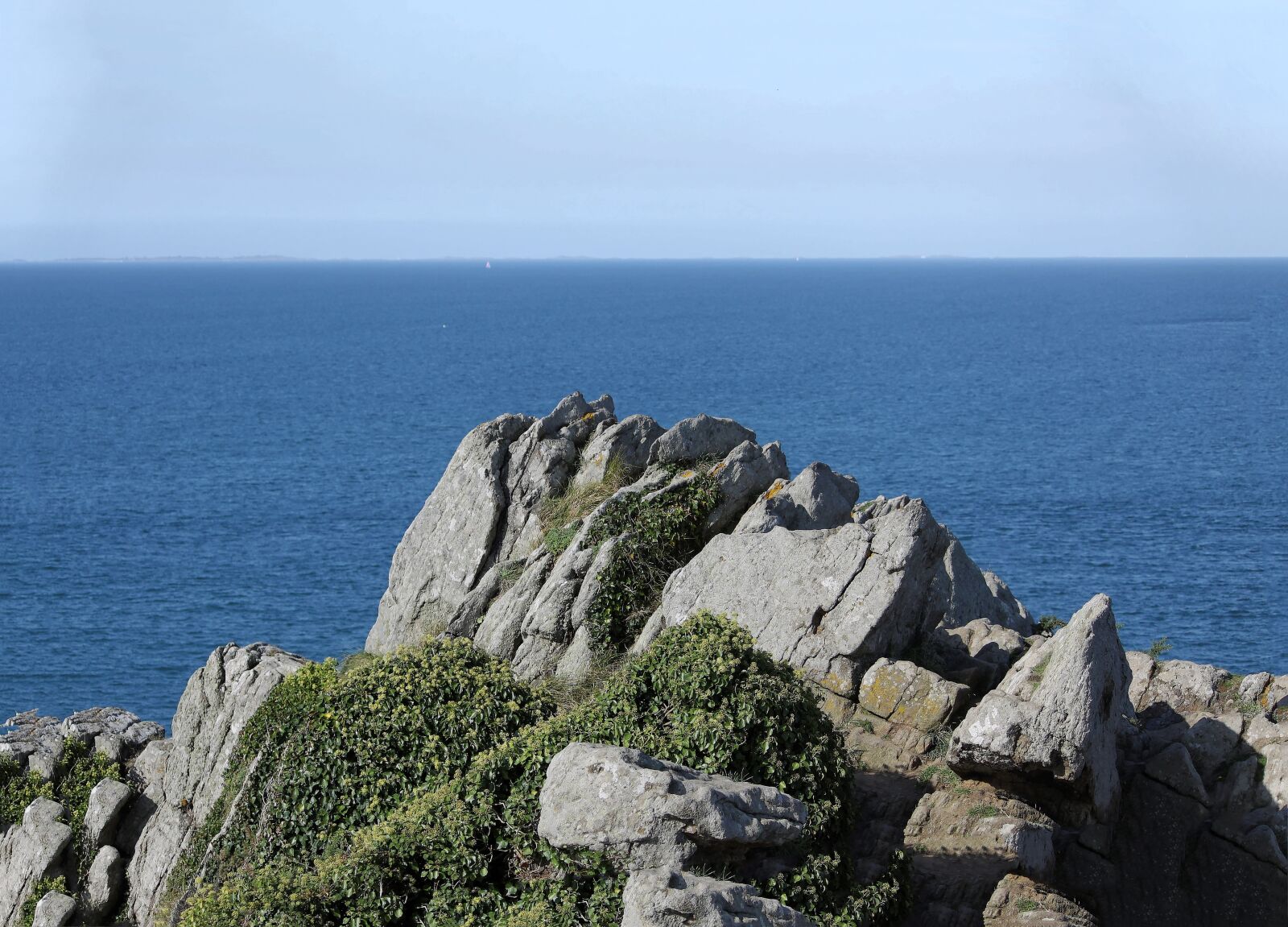 Canon EOS 50D sample photo. Sea, rock, horizon photography