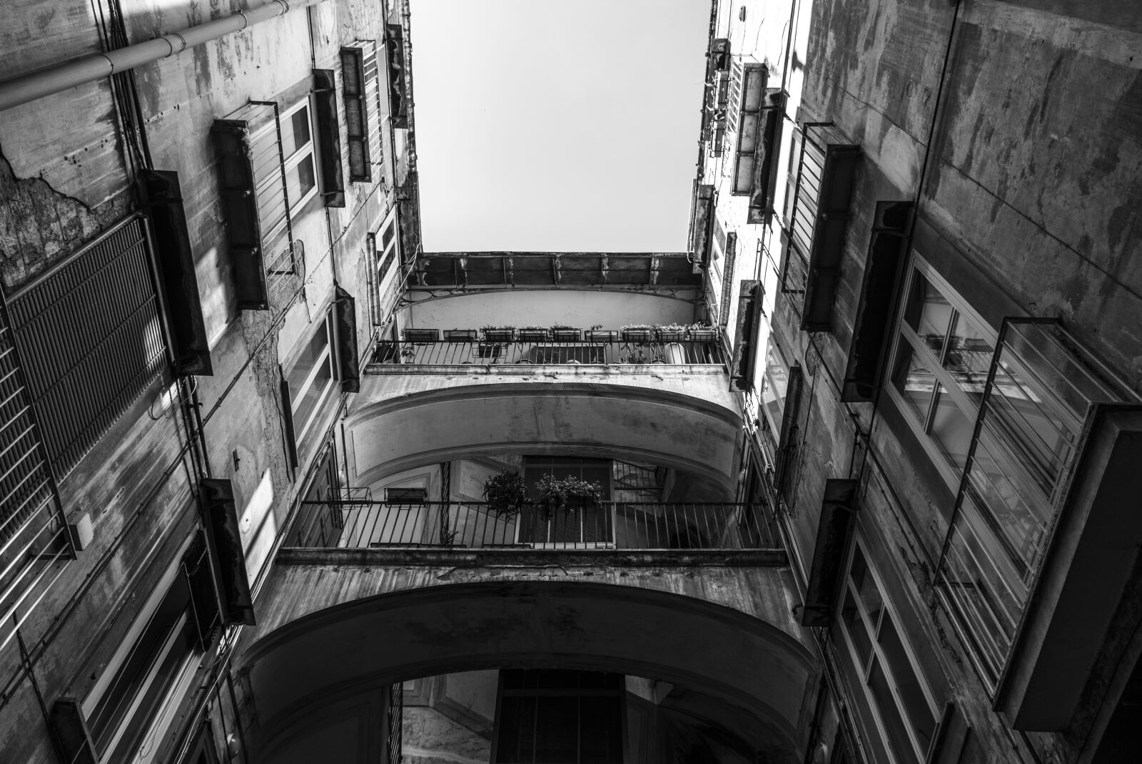 Nikon D7100 sample photo. Courtyard, naples, shadows photography