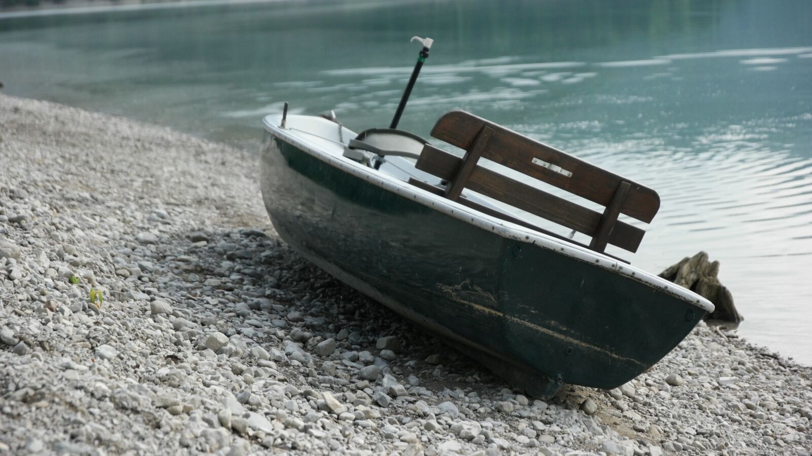 Samsung NX1 sample photo. Boat, bank, lake photography