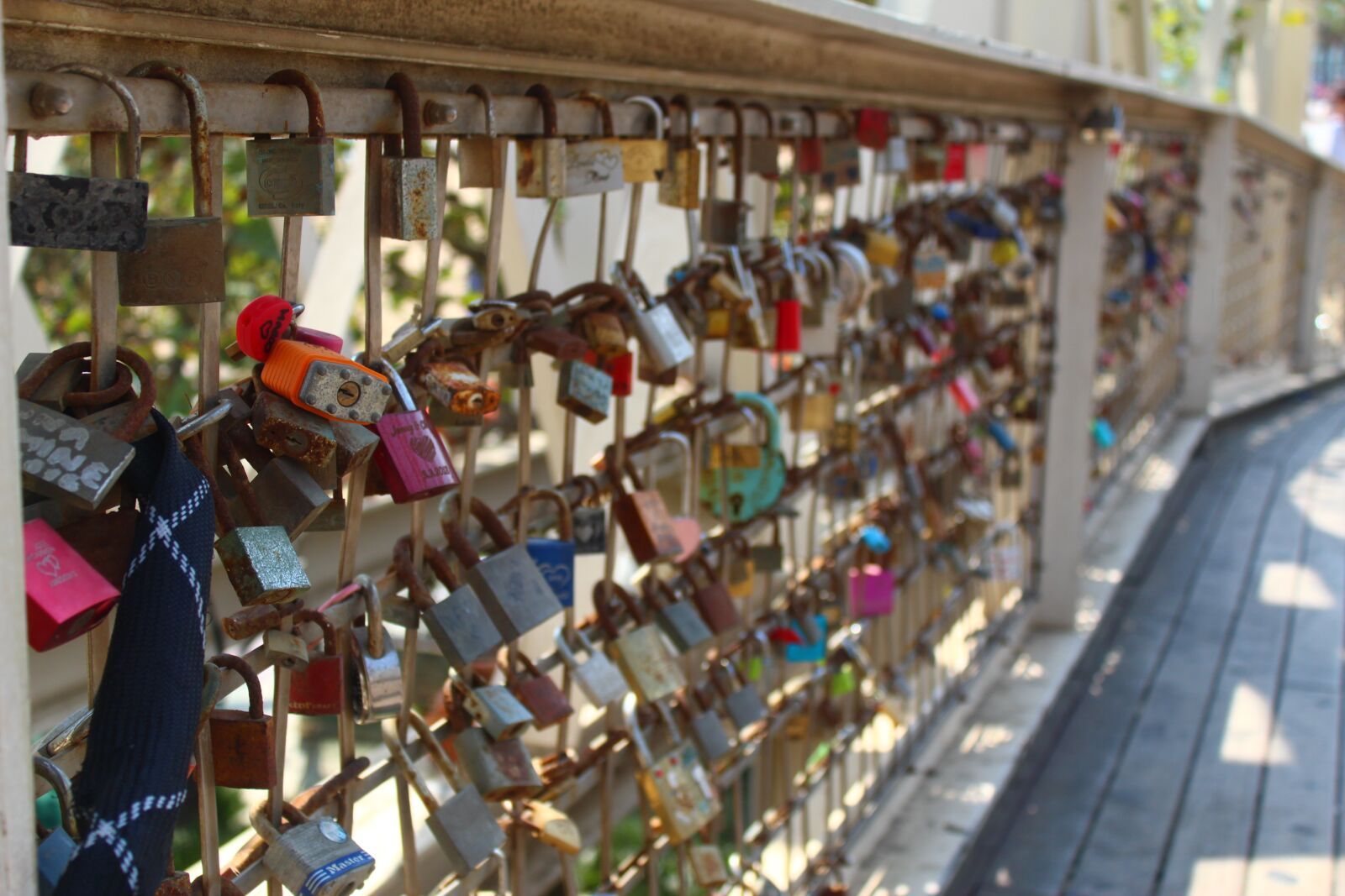 Canon EOS 1300D (EOS Rebel T6 / EOS Kiss X80) sample photo. Locks, bridge, love photography