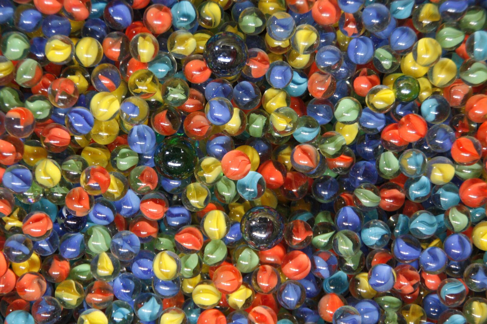 Canon EOS 450D (EOS Rebel XSi / EOS Kiss X2) sample photo. Marbles, toys, pattern photography
