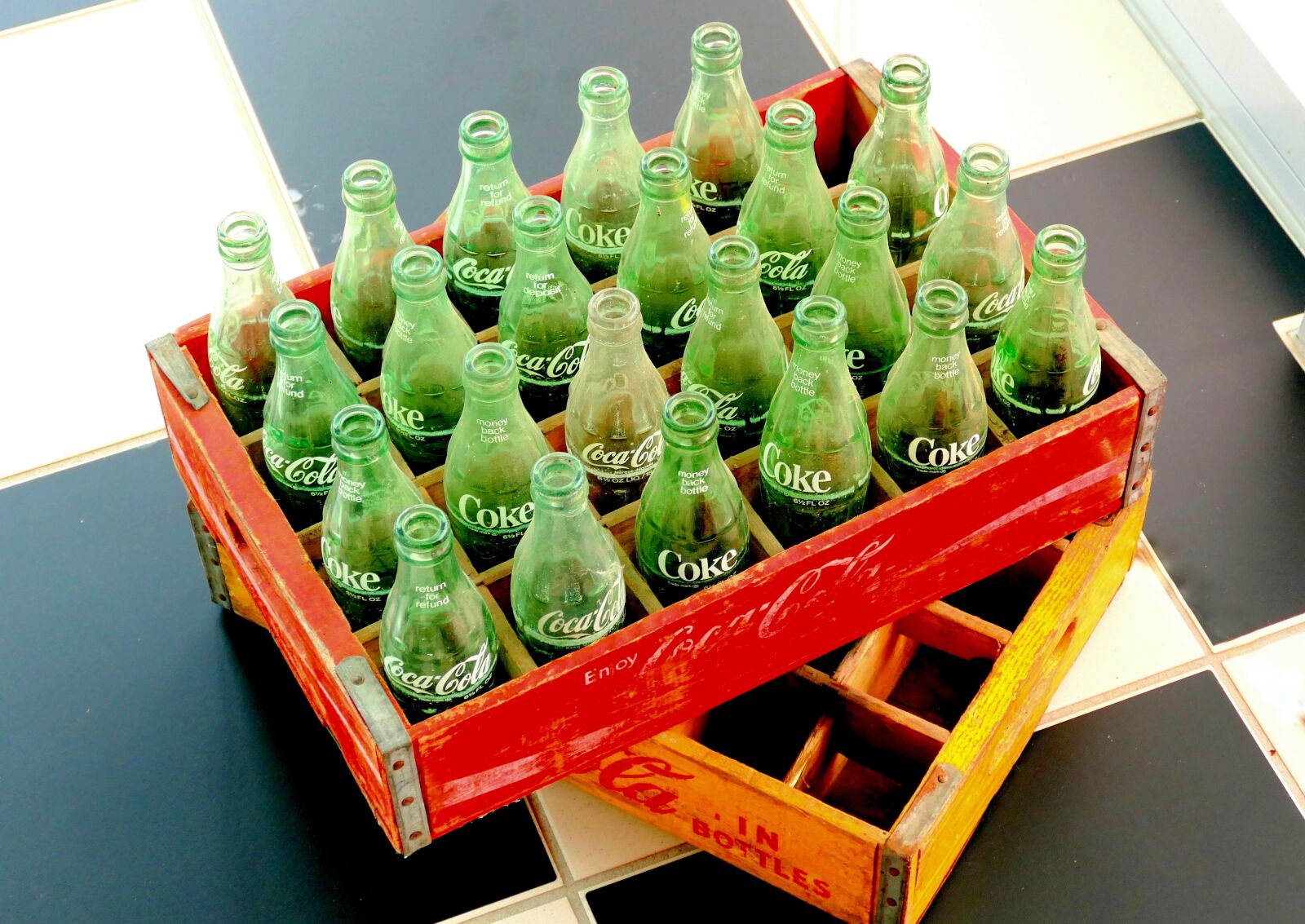 Panasonic Lumix DMC-FZ1000 sample photo. Old box cola, cola photography