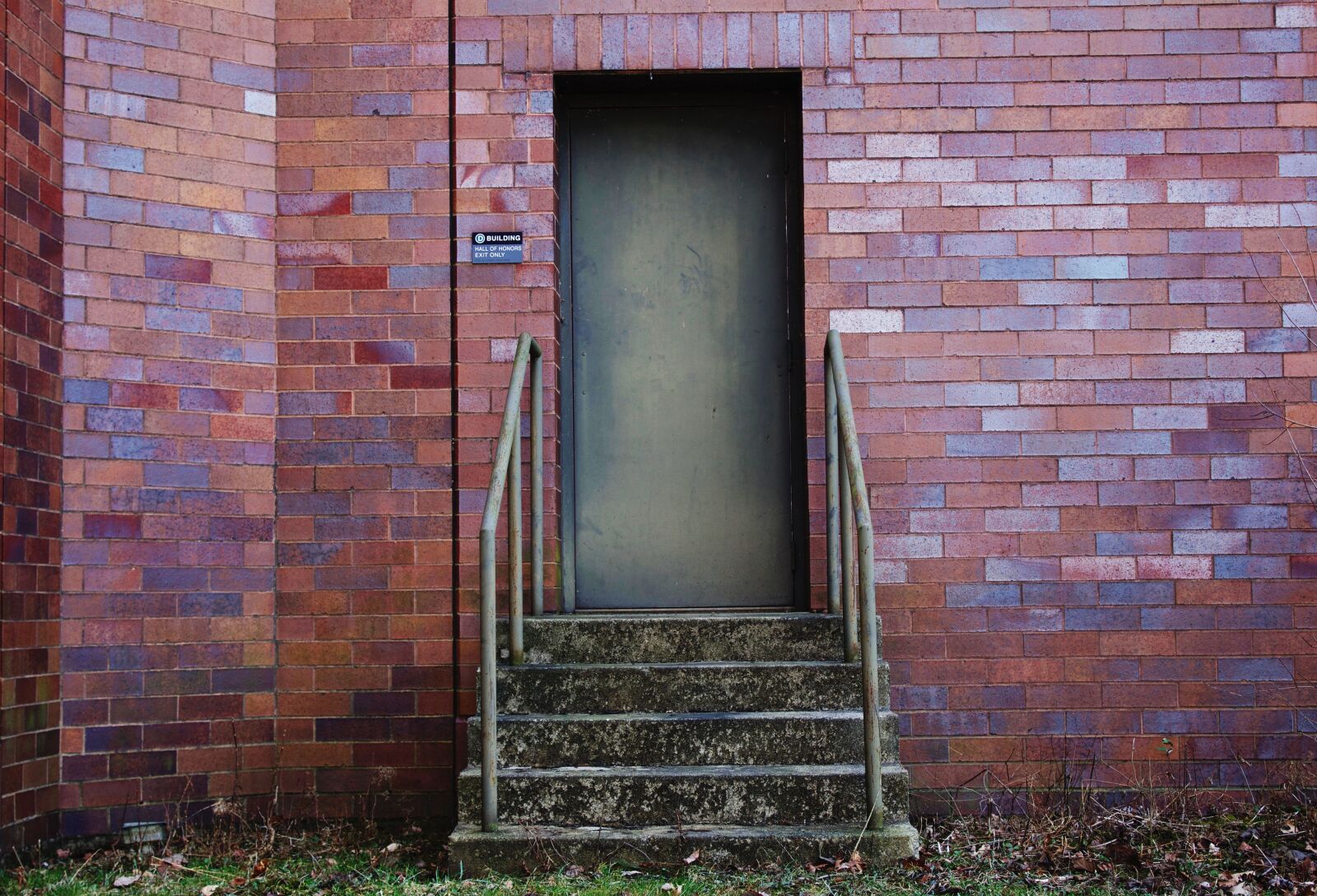 Canon EOS 1200D (EOS Rebel T5 / EOS Kiss X70 / EOS Hi) sample photo. Brick, door, house photography