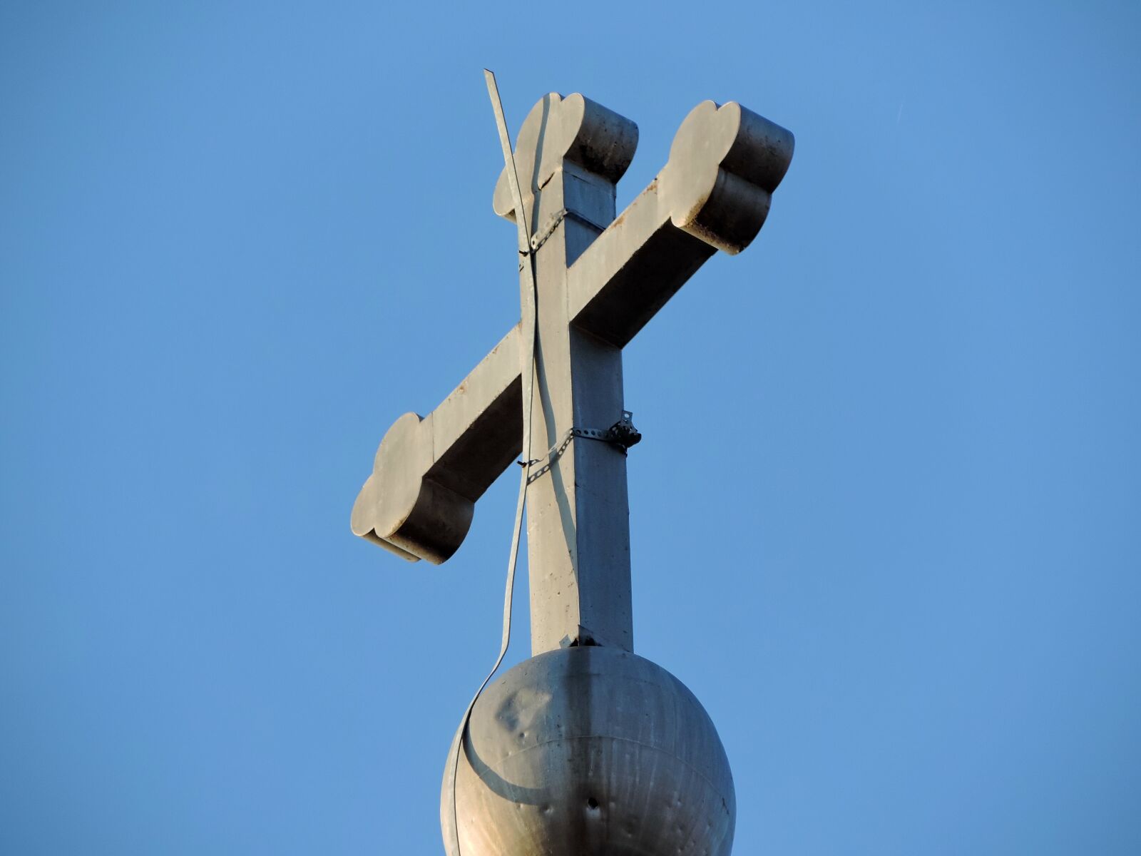 Nikon Coolpix P520 sample photo. Cross, outdoors, steel, architecture photography