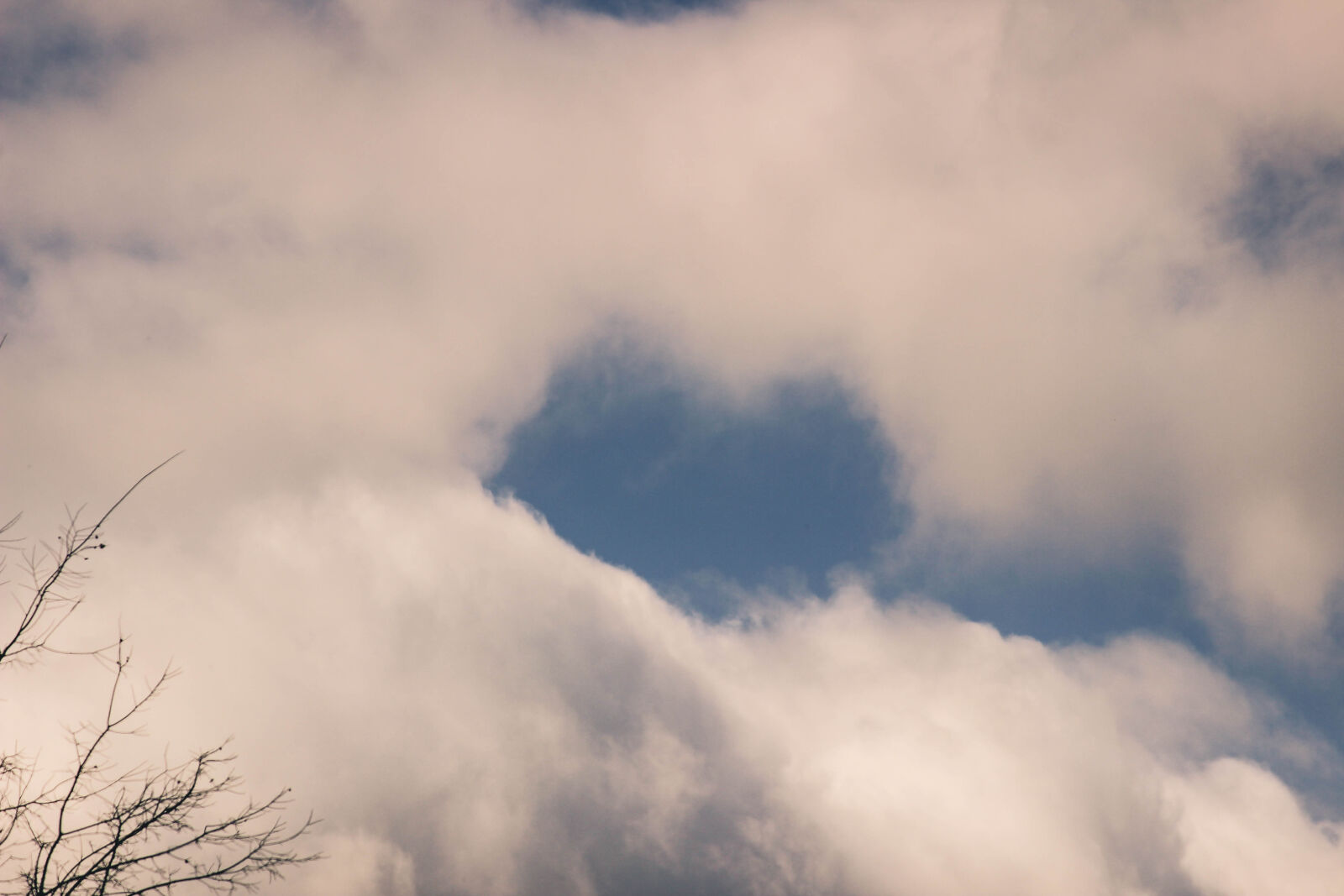 Canon EF-S 55-250mm F4-5.6 IS II sample photo. Cloud, clouds, heart, heart photography