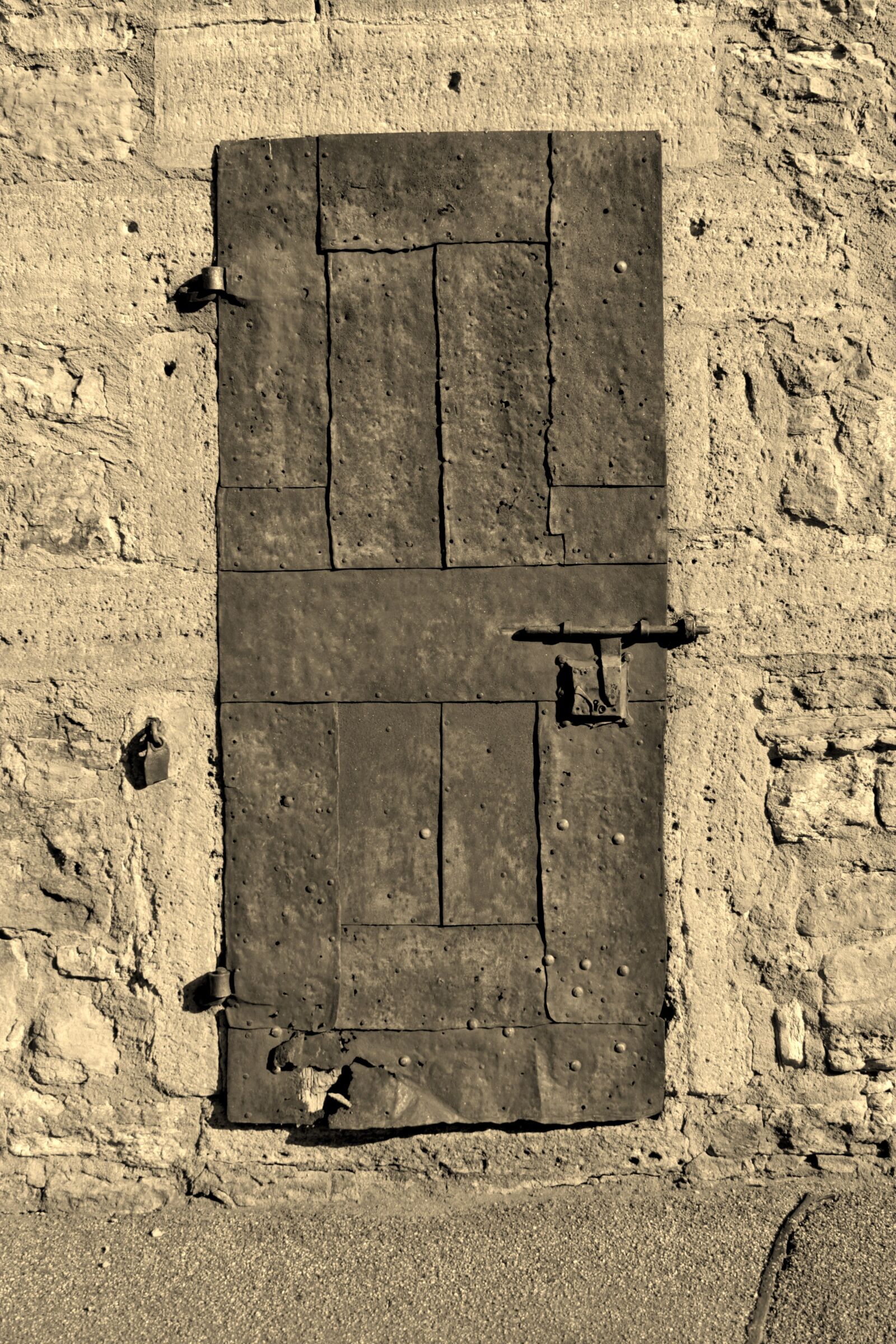 Canon EOS 550D (EOS Rebel T2i / EOS Kiss X4) sample photo. Iron door, input, entry photography